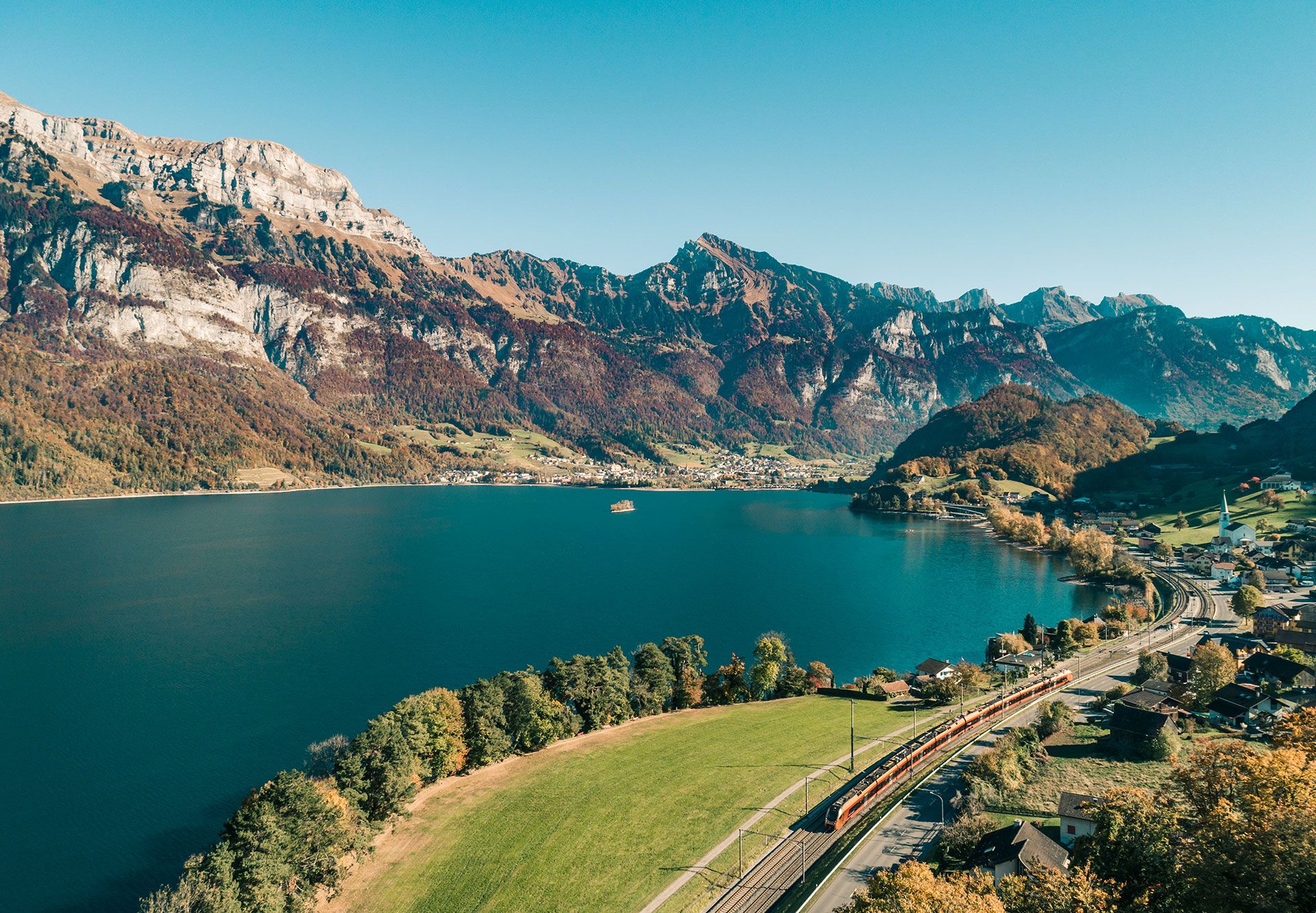 Aare Linth fährt am Walensee entlang, umgeben von Bergen, Seeufer und herbstlicher Landschaft.