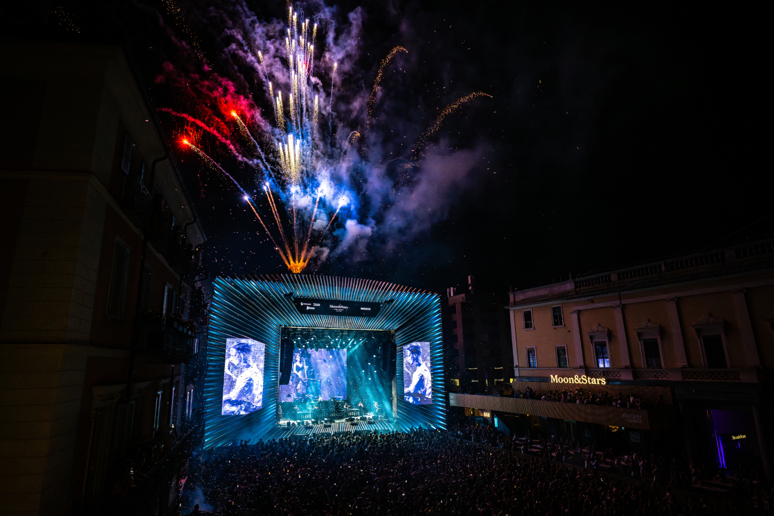 Feux d'artifice lors d'une nuit sur une scène de concert