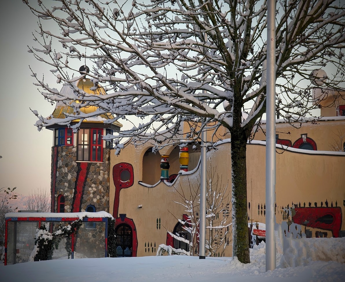 tomas-B&B Kugelturm in der Markthalle Altenrhein - Hundertwasser Architektur - Markthalle Altenrhein im Winter