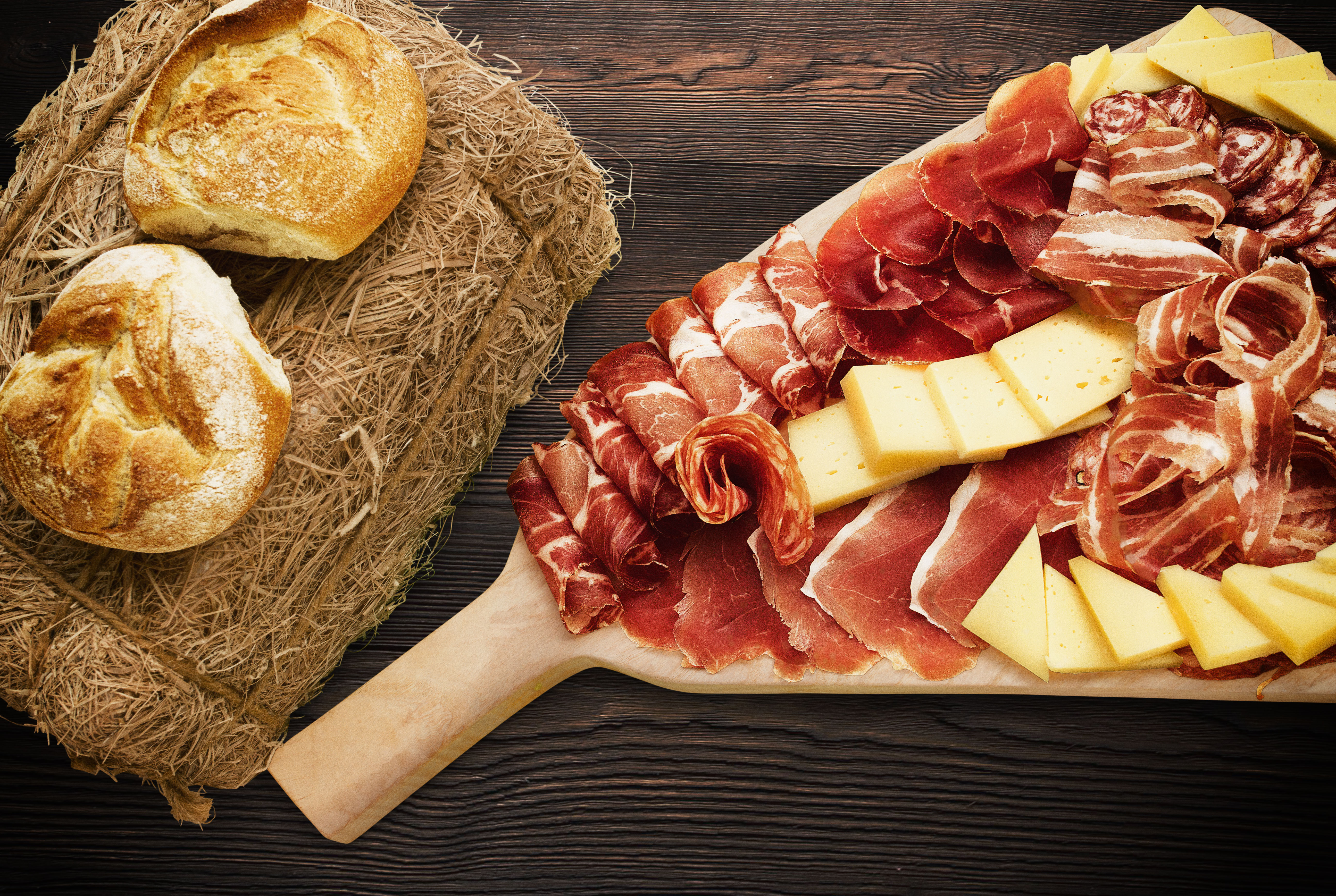 Apéro Platte mit Käse, Speck und Trockenschinken sowie 2 Stück Brot