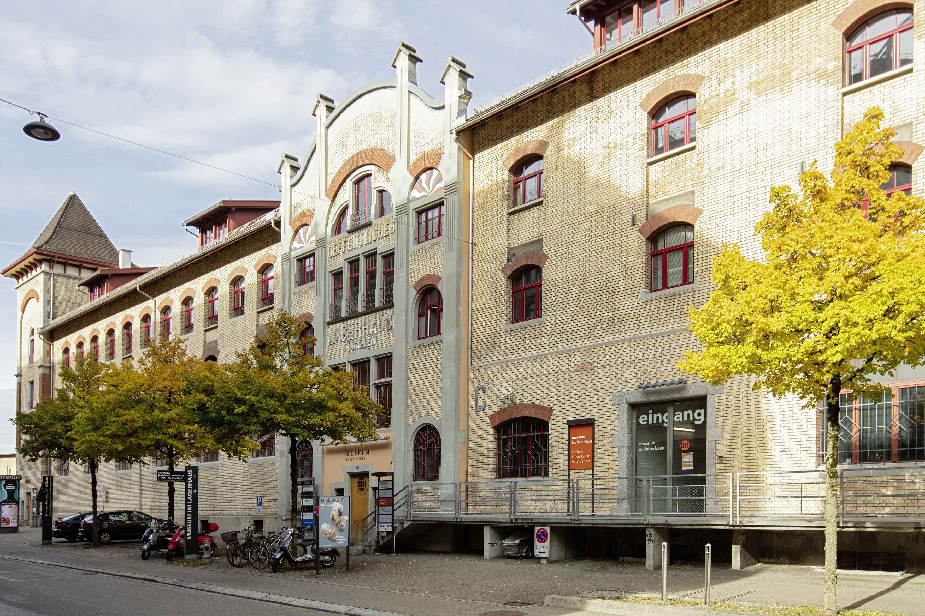 Aussenansicht des Museumsgebäudes. Ein dreistöckiges, altes Backsteinhaus mit dem Eingang zum Museum. Die Strasse vor dem Gebäude ist mit kleinen Bäumen gesäumt.