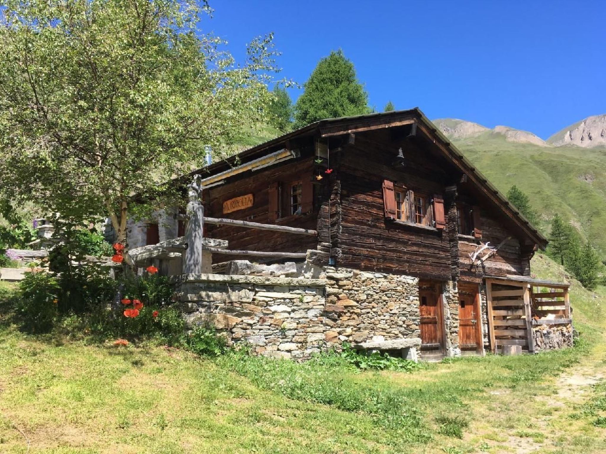 interhome-Alphütte Murmolta auf der Sonnenterrasse im Wallis