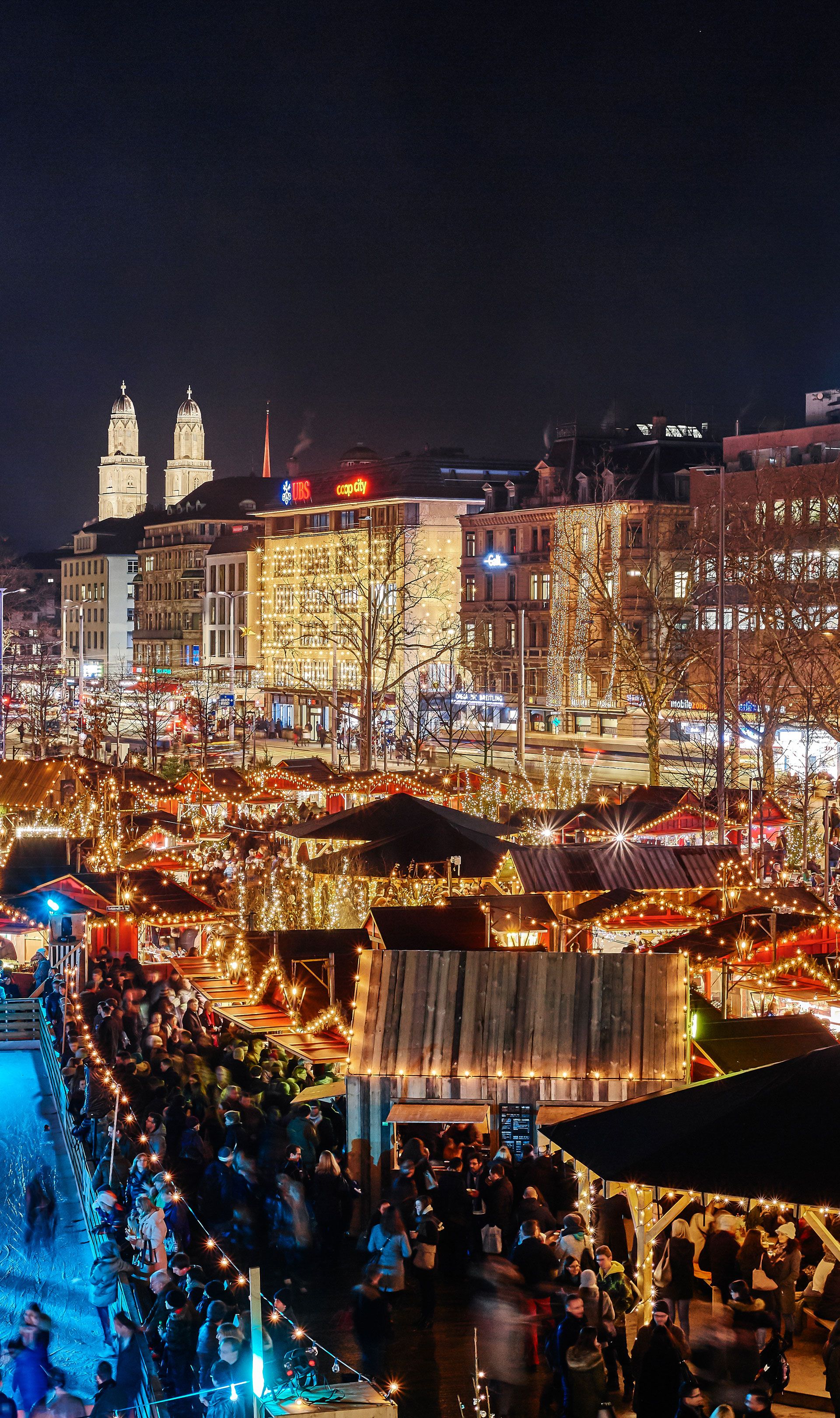 Eiskunstfeld im Winter auf dem Sechseläutenplatz in Zürich