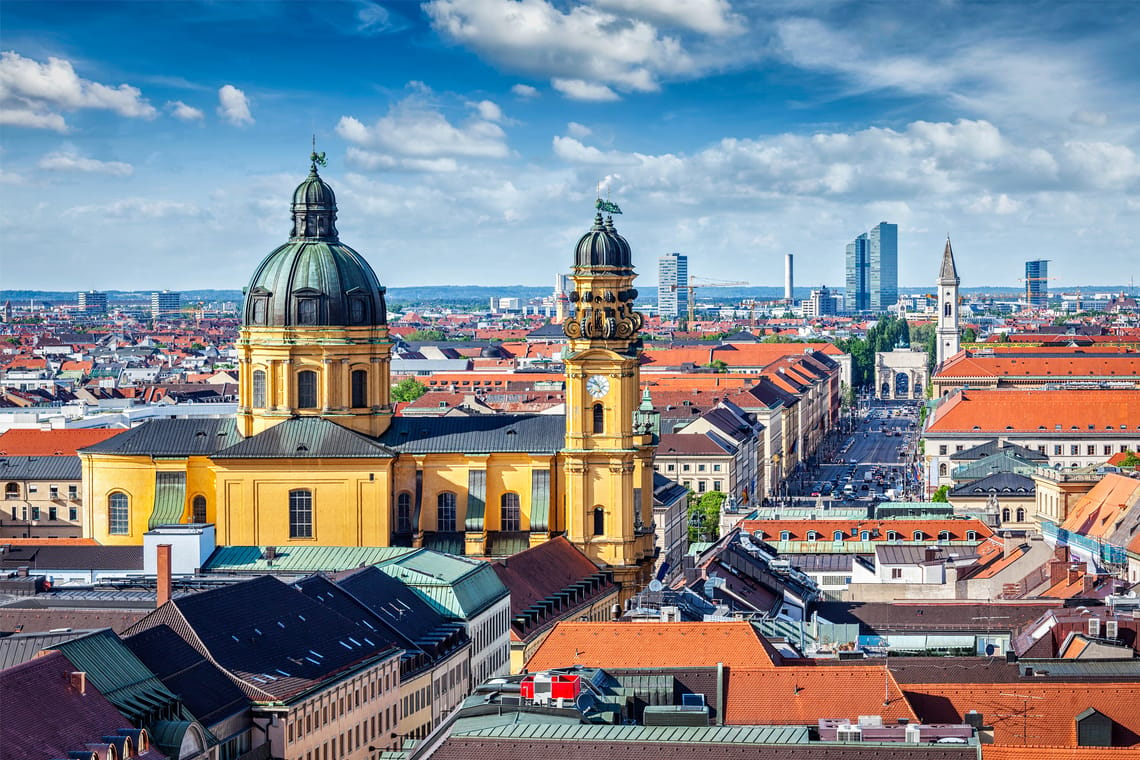 Münchner Stadt aus der Vogelperspektive unter wunderschönem Himmel.