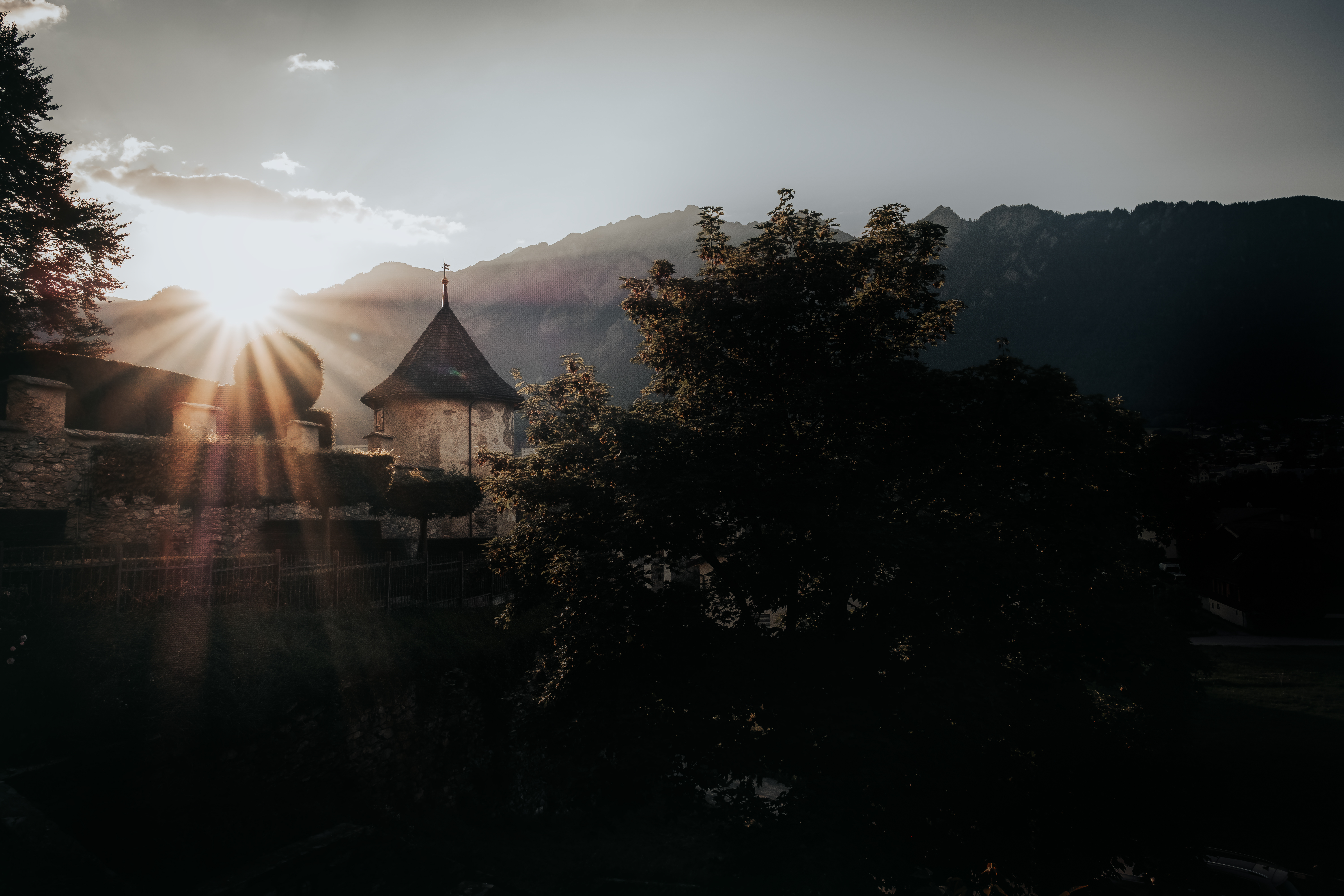 Tramonto su un castello storico nei Grigioni