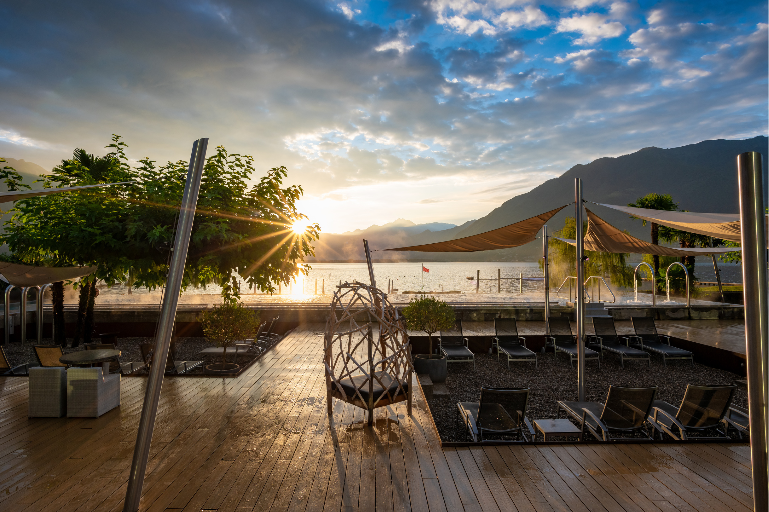 Sonnenuntergang hinter Aussendeck im Termali Salini Locarno