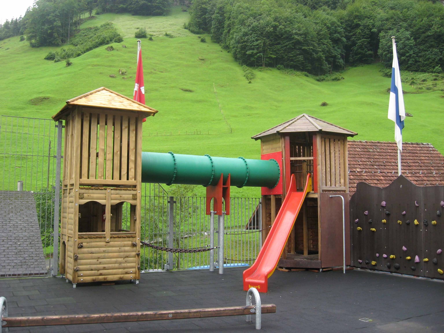 Spielplatz Isenthal Dorfschulhaus
