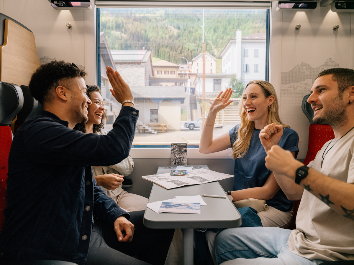 Gruppe spielt das Escape Spiel Treno Mistero auf dem Treno Gottardo Zug