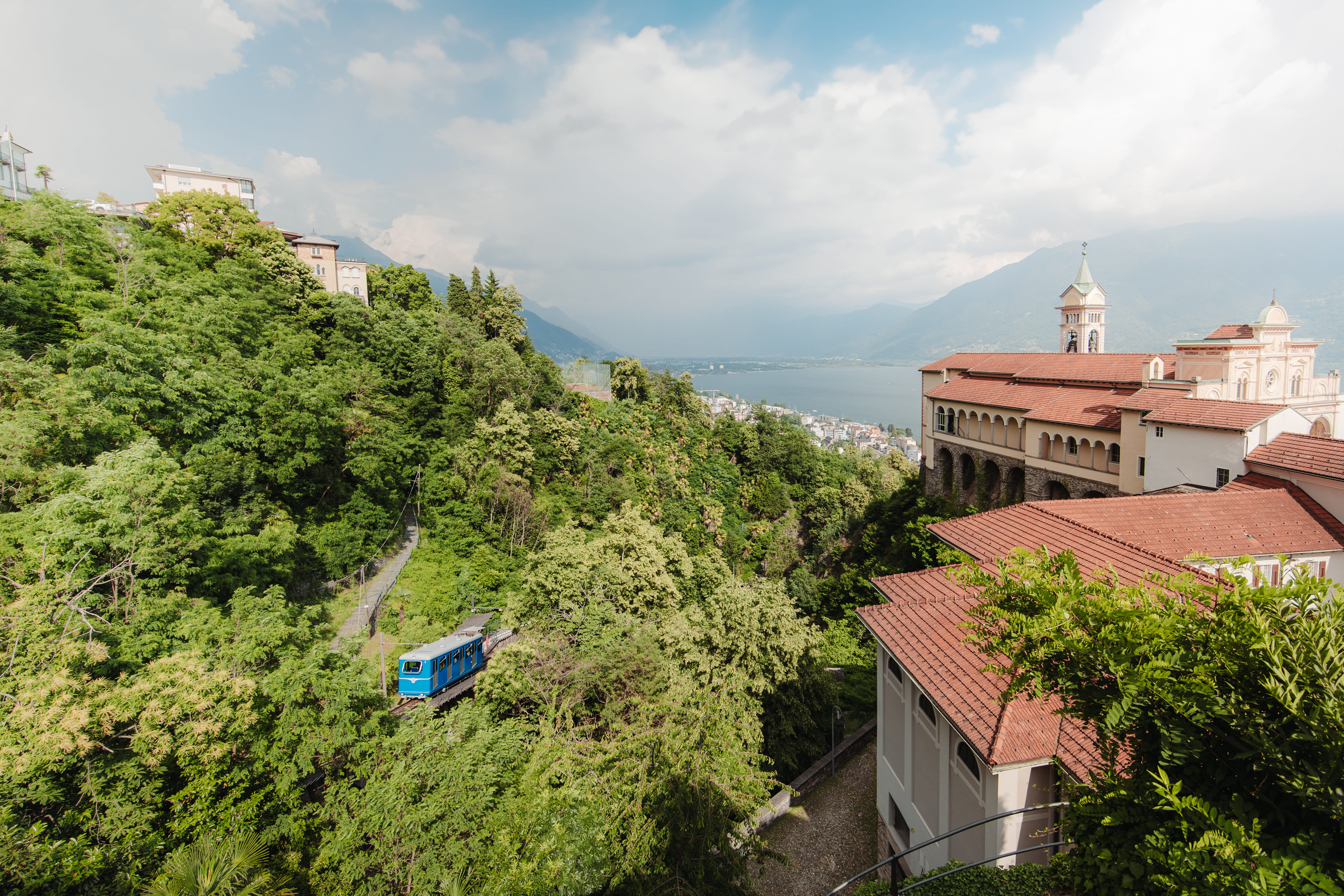 mys-Funicolare Locarno - Madonna del Sasso SA-Uno sguardo dalla stazione di arrivo