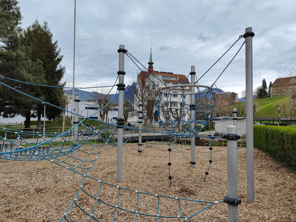 Spielplatz Schulhausareal Brunnen