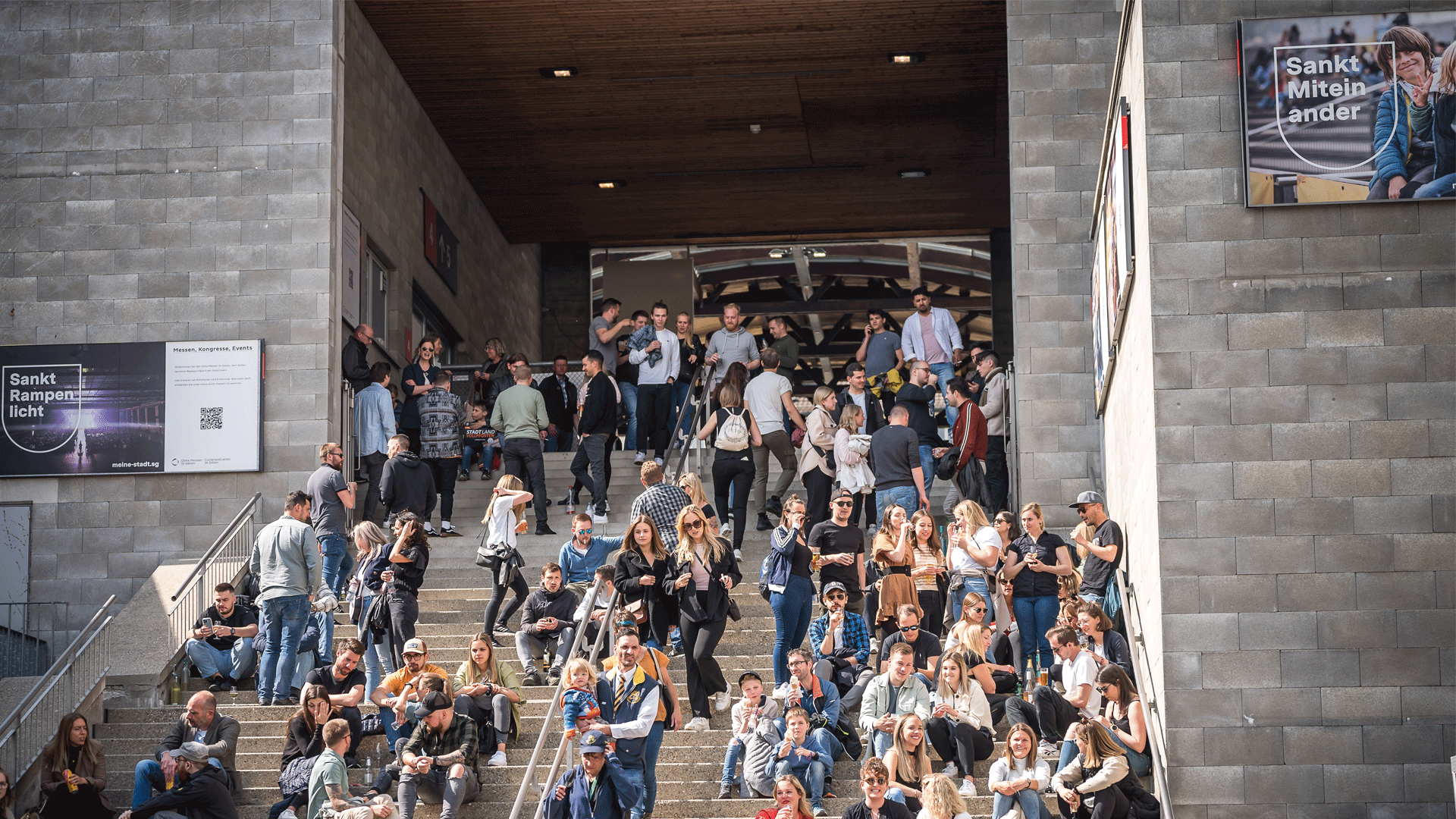 Messebesuchern auf Treppe