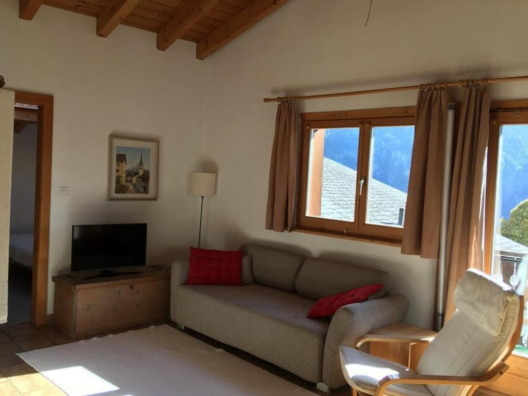 interhome-Aussichtsreiche Dachwohnung 'Ramoz' mitten im Do