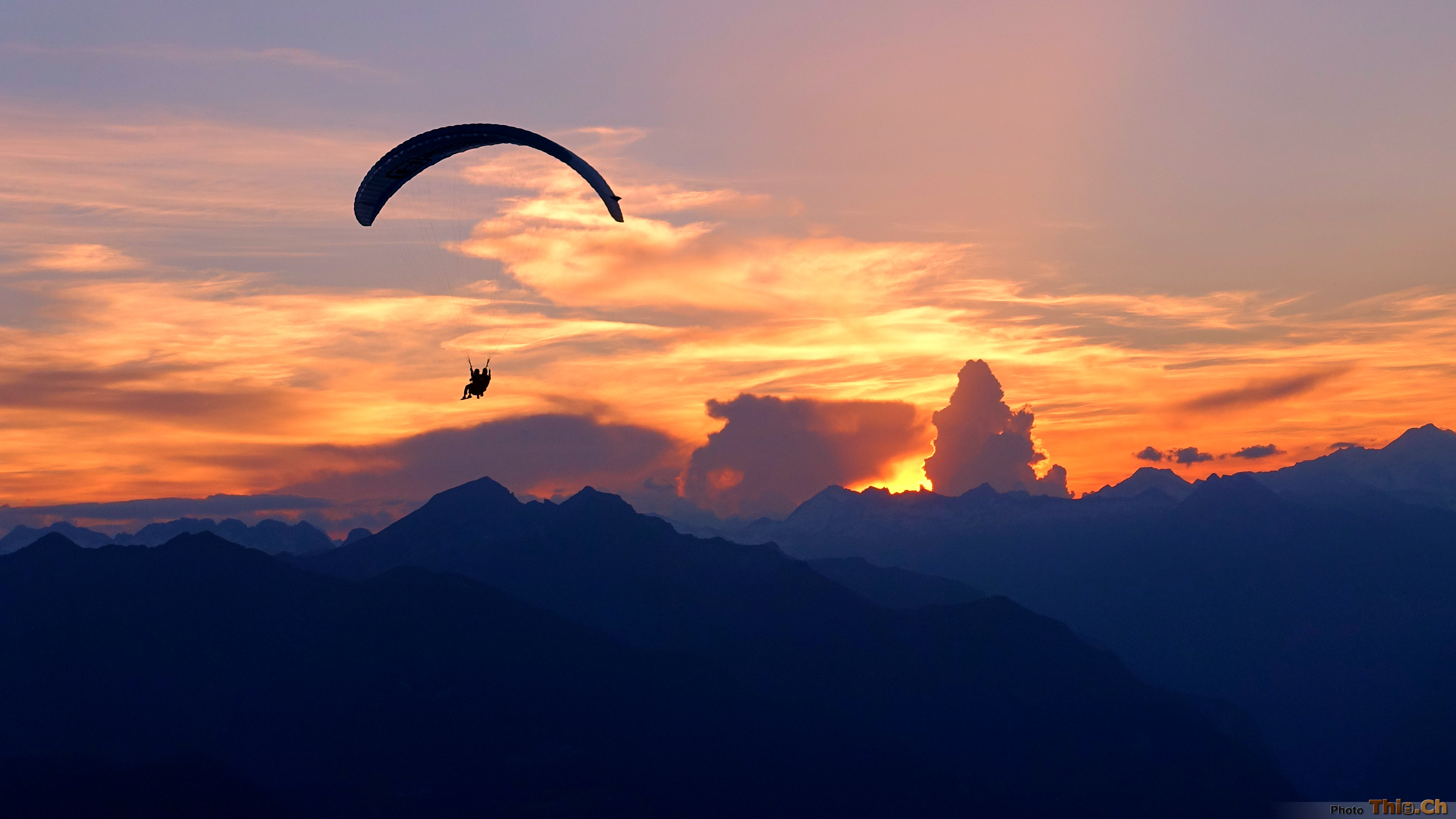 Gleitschirmfliegen im Abendrot. Das kann man nur mit Mountaingliders, die Tandempiloten für besondere Stimmung