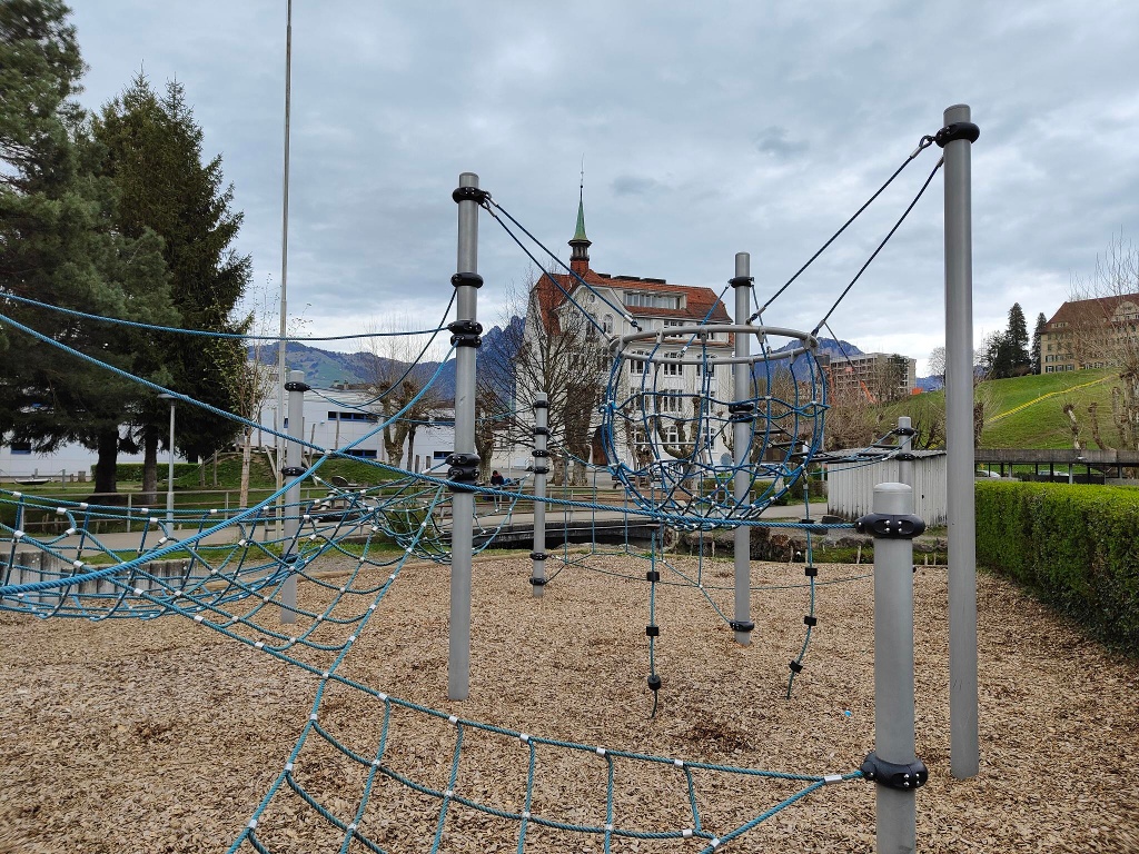 Spielplatz Schulhausareal Brunnen