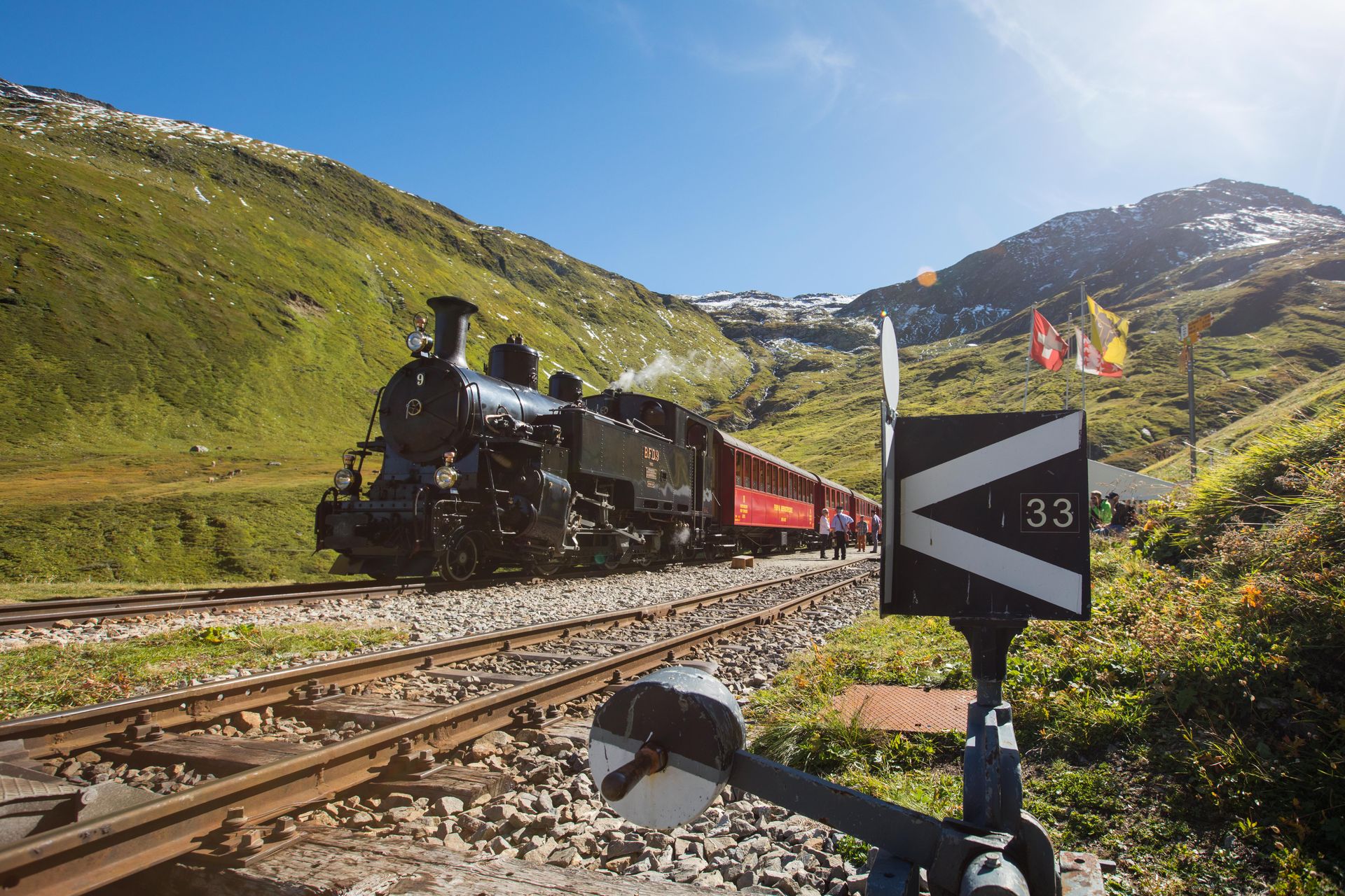 mys-Apéro und Snacks auf der Furka Station -Furka Einfahrt Zug