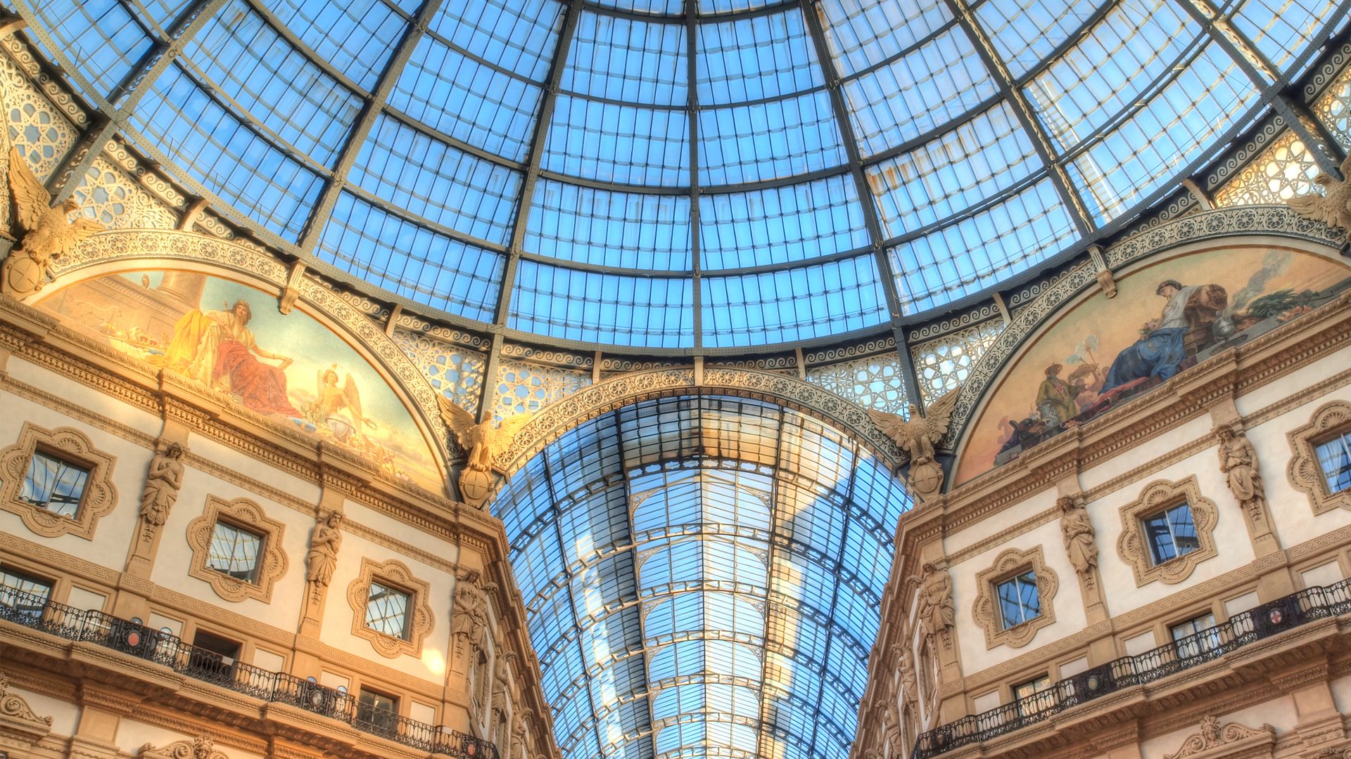 Glaskuppel mit alten Gebäude und Malereien