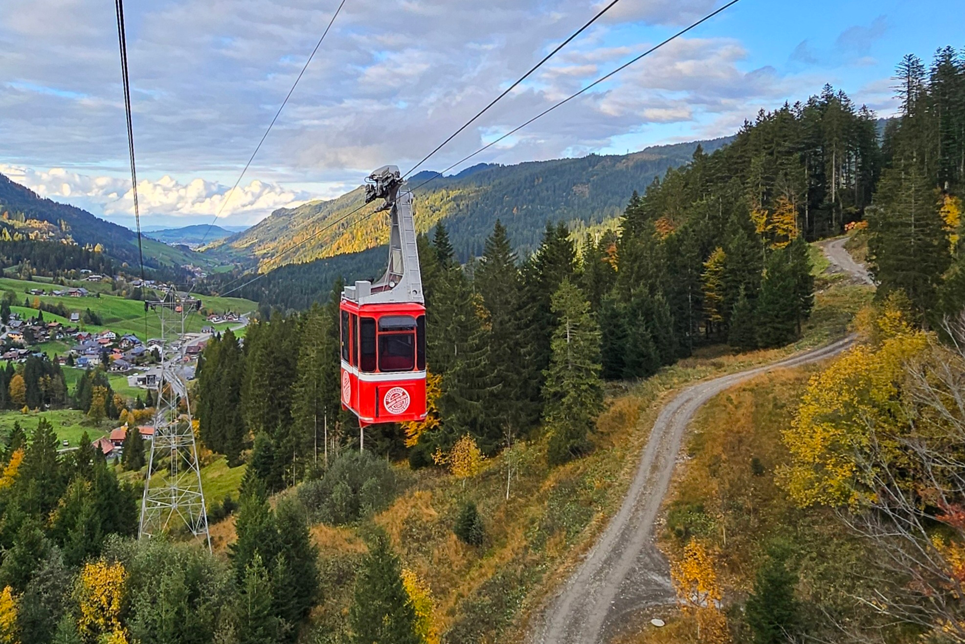 Une gondole rouge sur un fond aux couleurs de l'automne