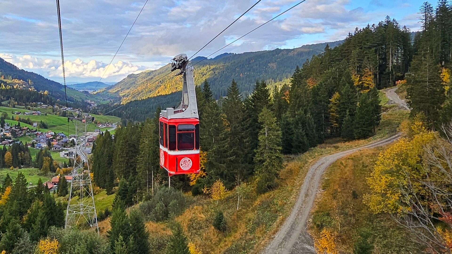 Une gondole rouge sur un fond aux couleurs de l'automne