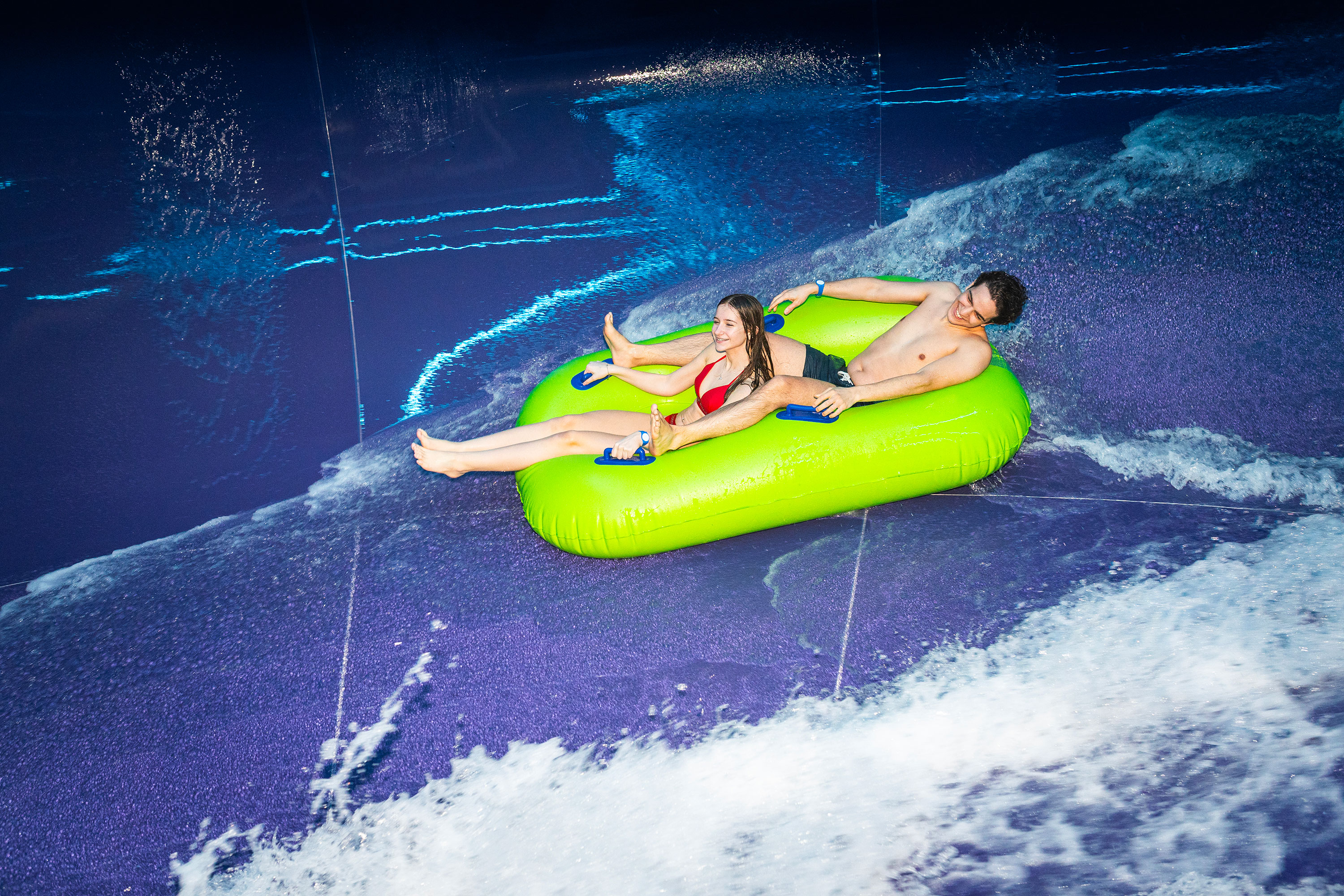 Jungen auf der Wasserrutsche