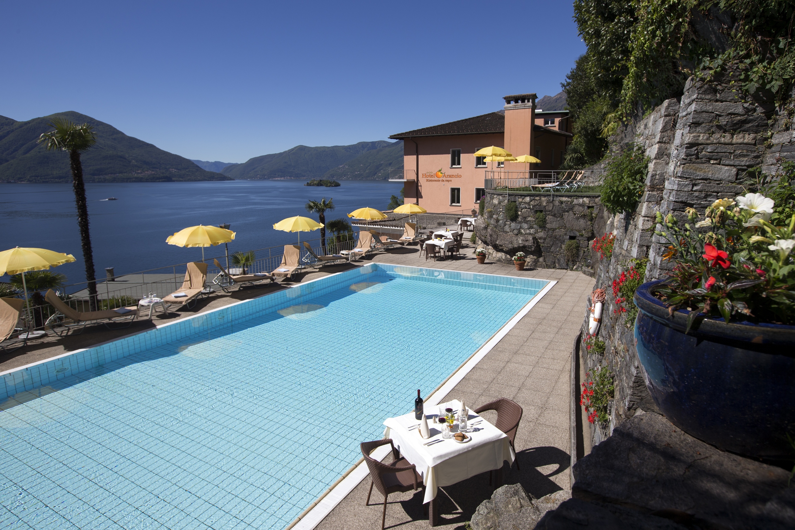 Hotel con piscina e vista lago