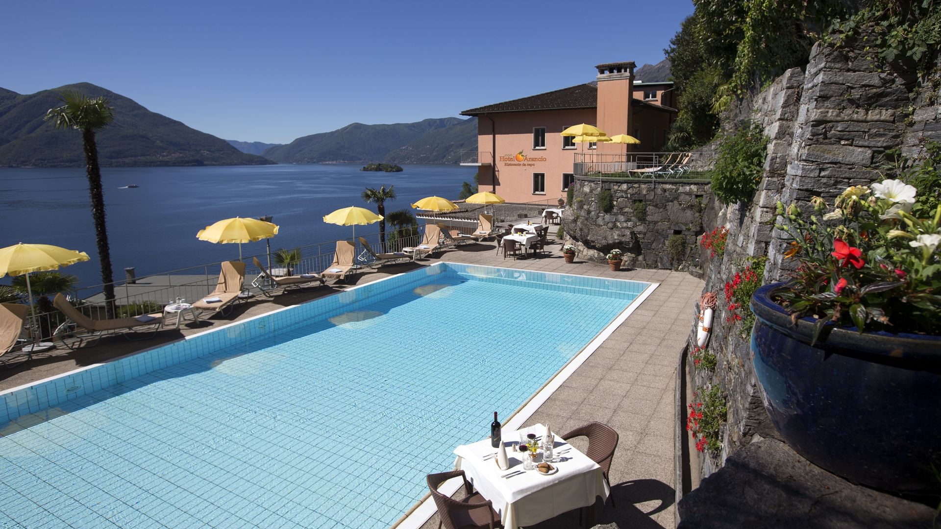 Hotel mit Pool und Seesicht