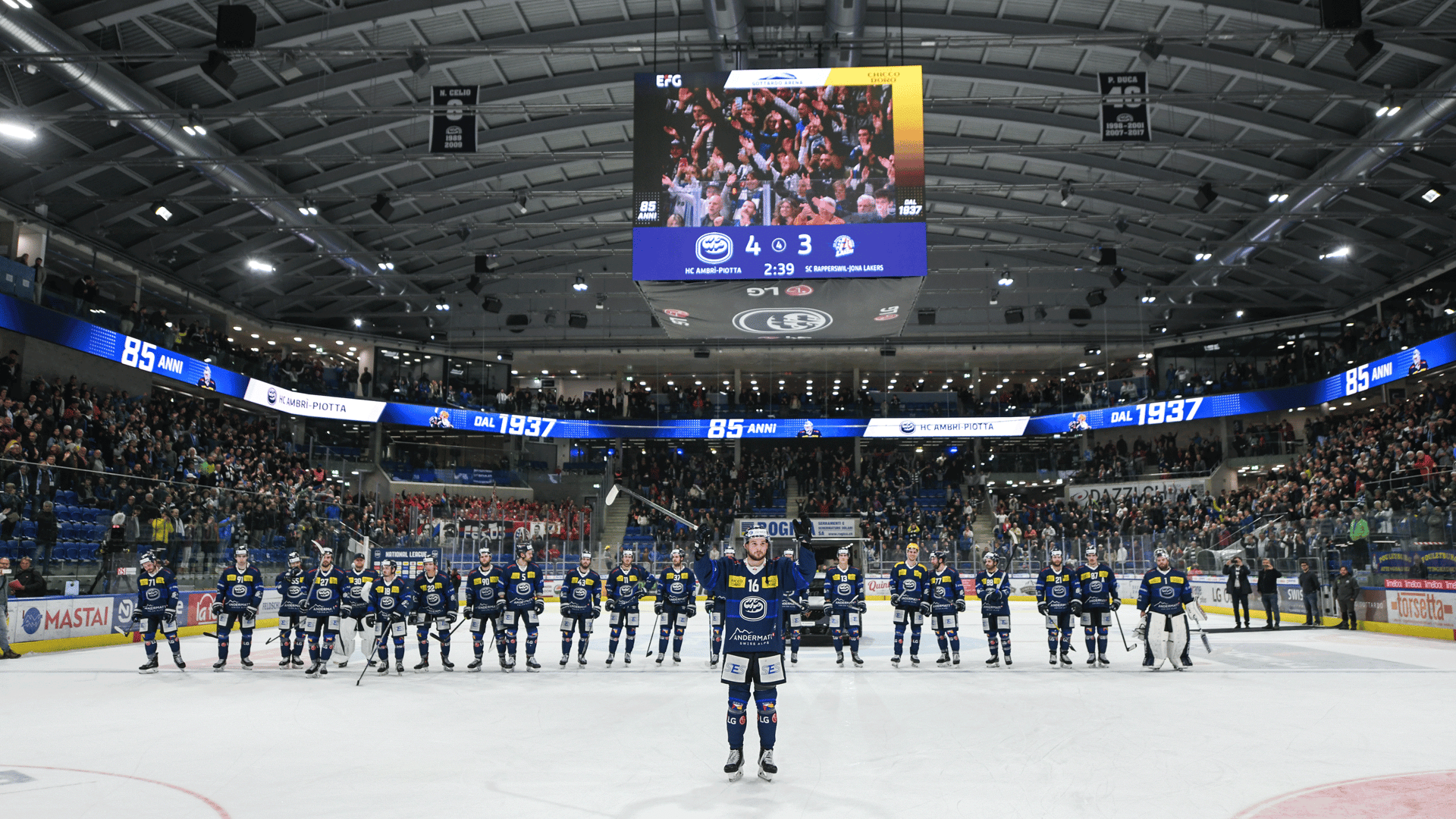 Eishockey Spieler stehen auf Eis vor Spielbeginn in Arena