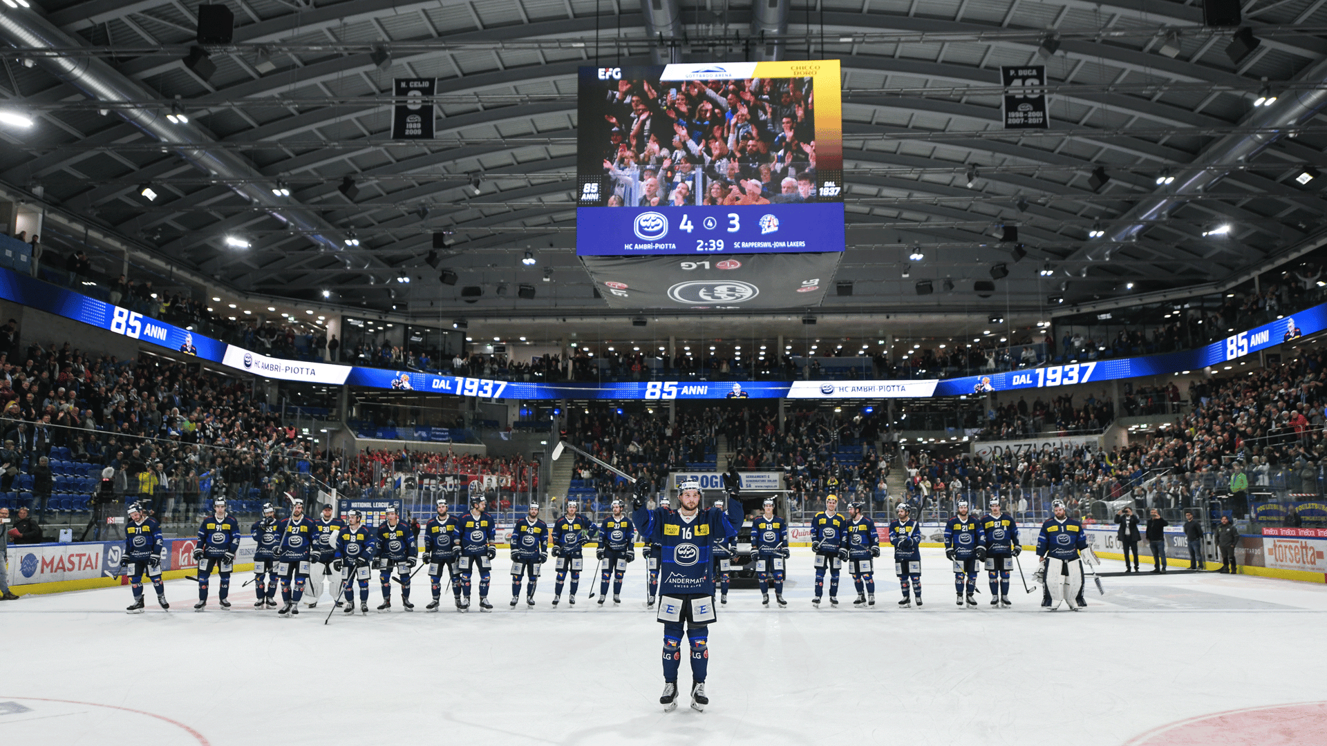 La squadra di hockey su ghiaccio HC Ambrì-Piotta è sul ghiaccio della Gottardo Arena dopo una vittoria casalinga e festeggia con i tifosi l’85º anniversario del club.