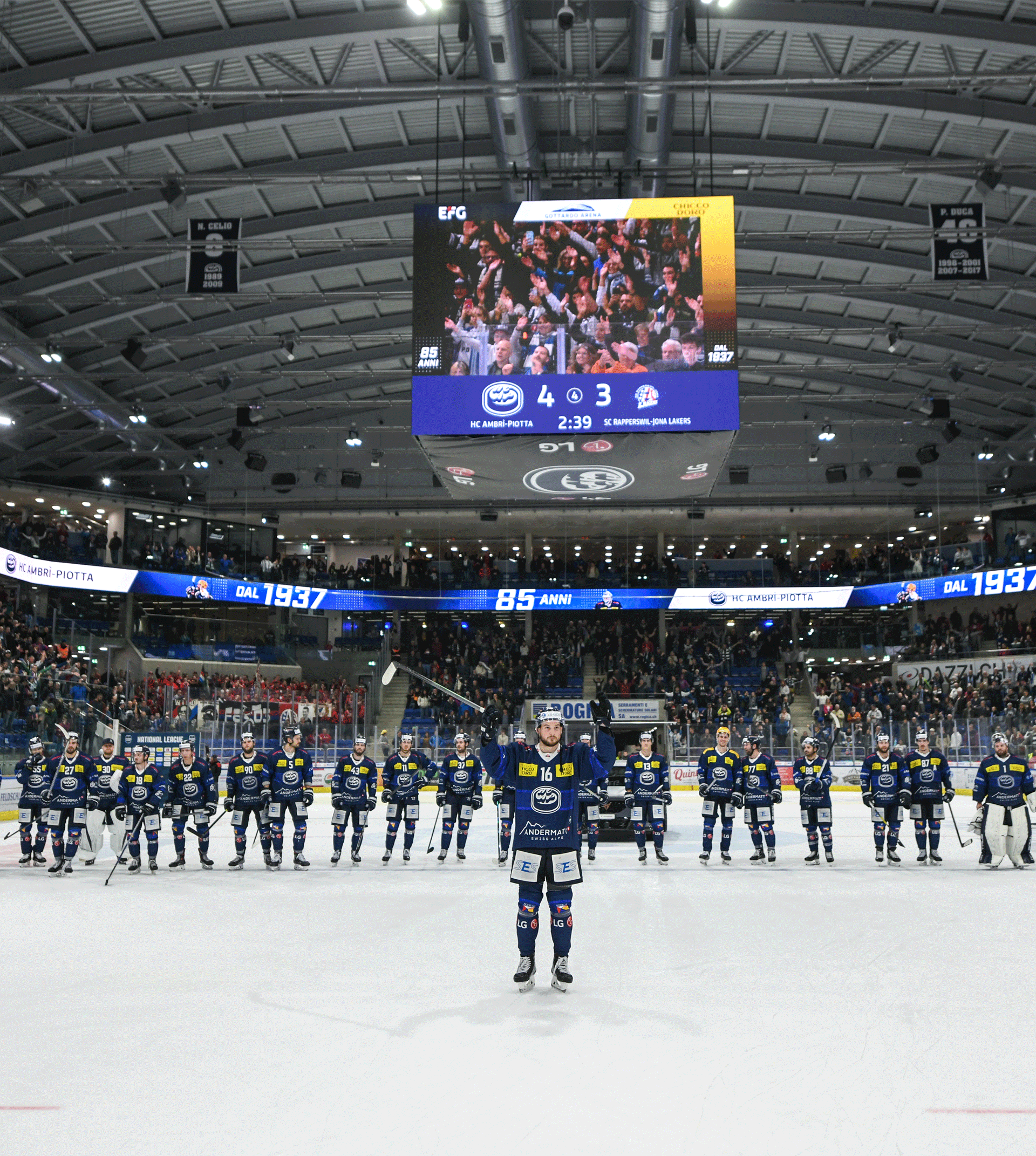 La squadra di hockey su ghiaccio HC Ambrì-Piotta è sul ghiaccio della Gottardo Arena dopo una vittoria casalinga e festeggia con i tifosi l’85º anniversario del club.