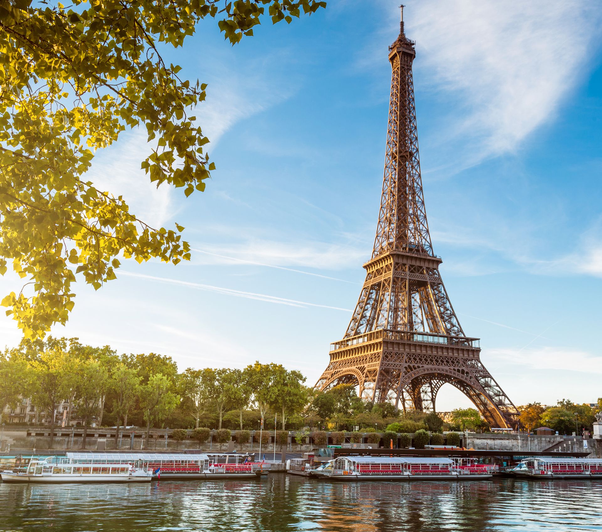 Eiffelturm vor einer Brücke die über den Fluss führt