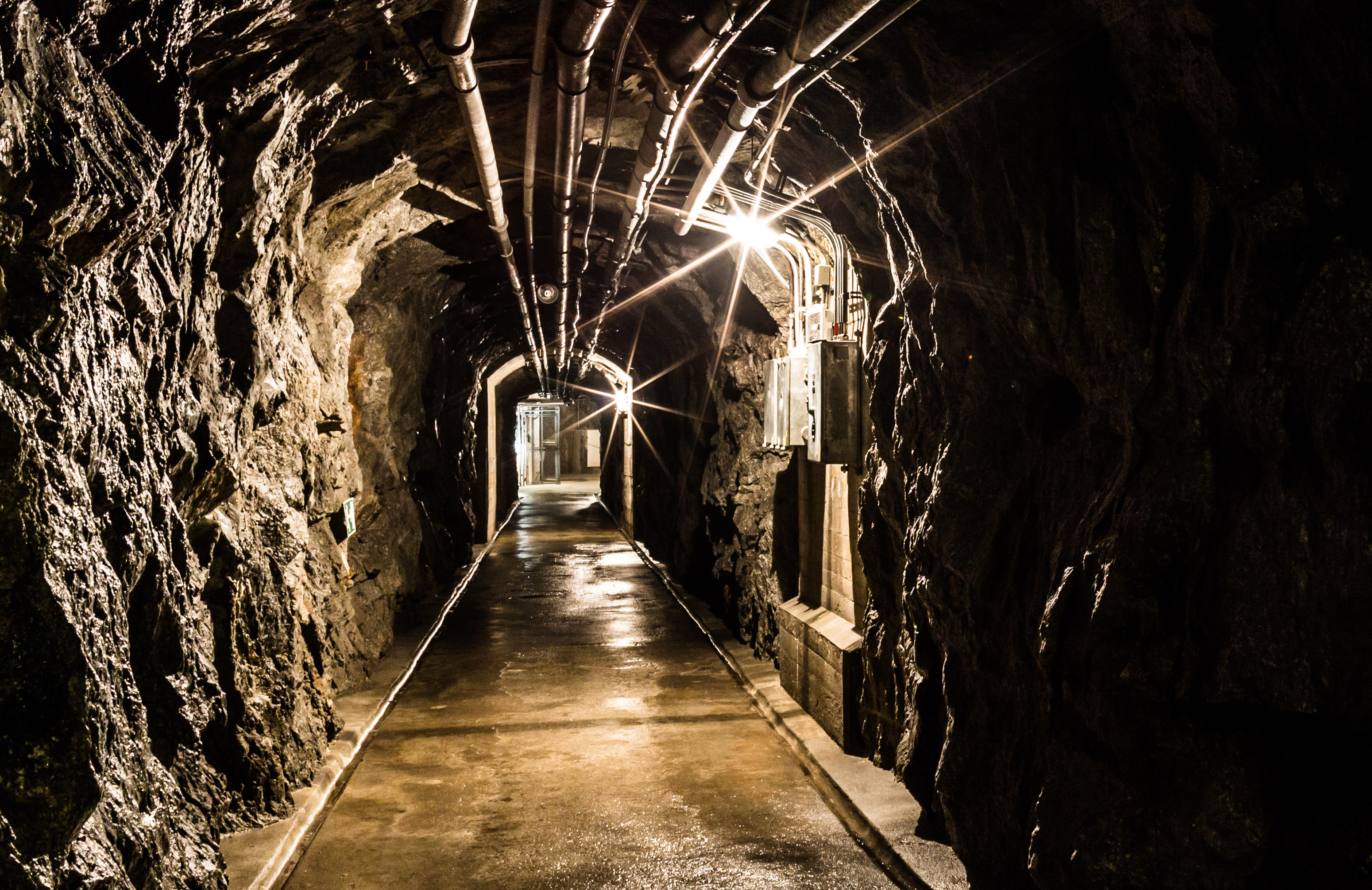 Galleria all’interno della fortezza del Gottardo Sasso San Gottardo – passaggio nella roccia illuminato con impianti tecnici nel cuore del massiccio del Gottardo.