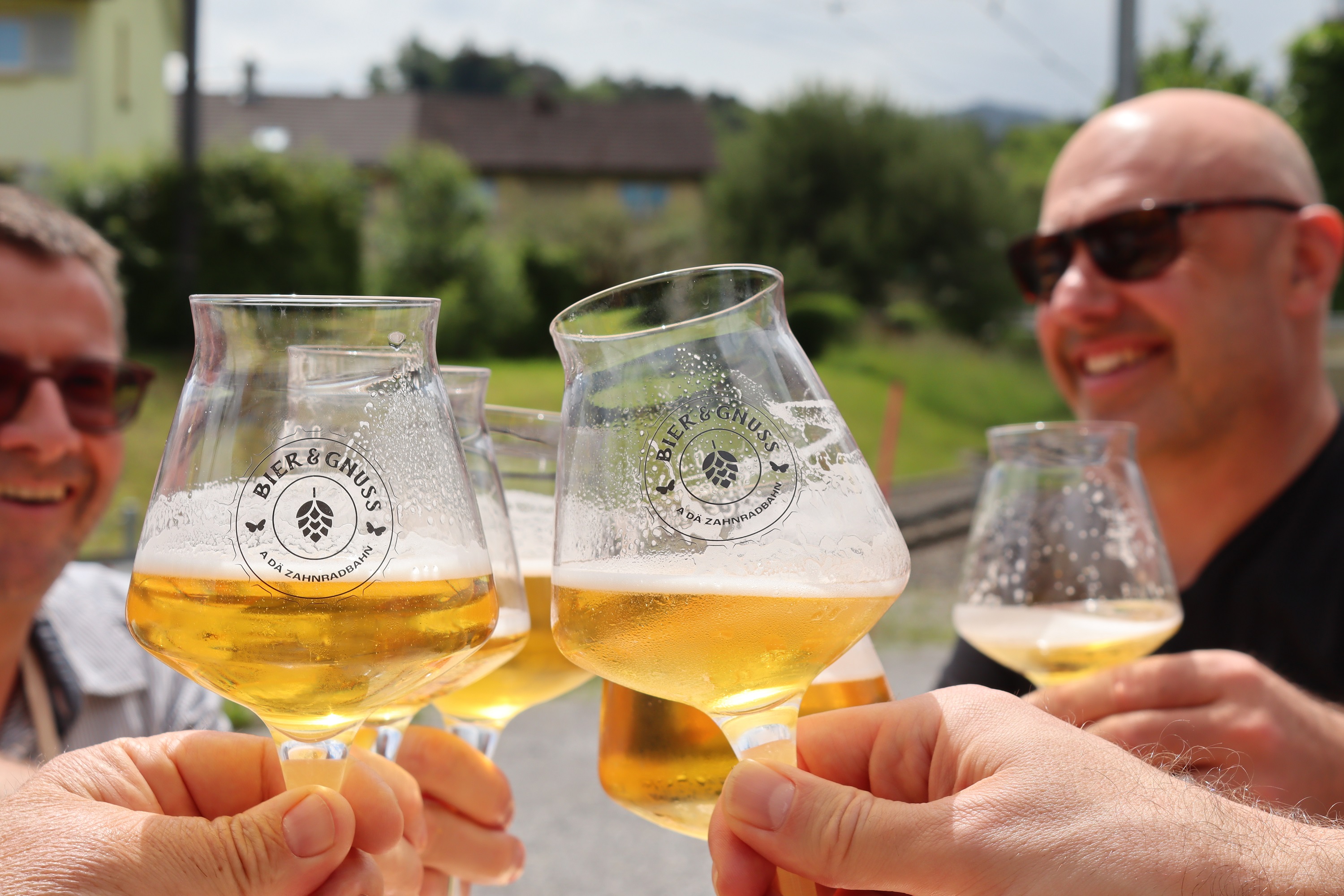 gefüllte Biergläser während der Bier & Gnuss a dä Zahnradbahn