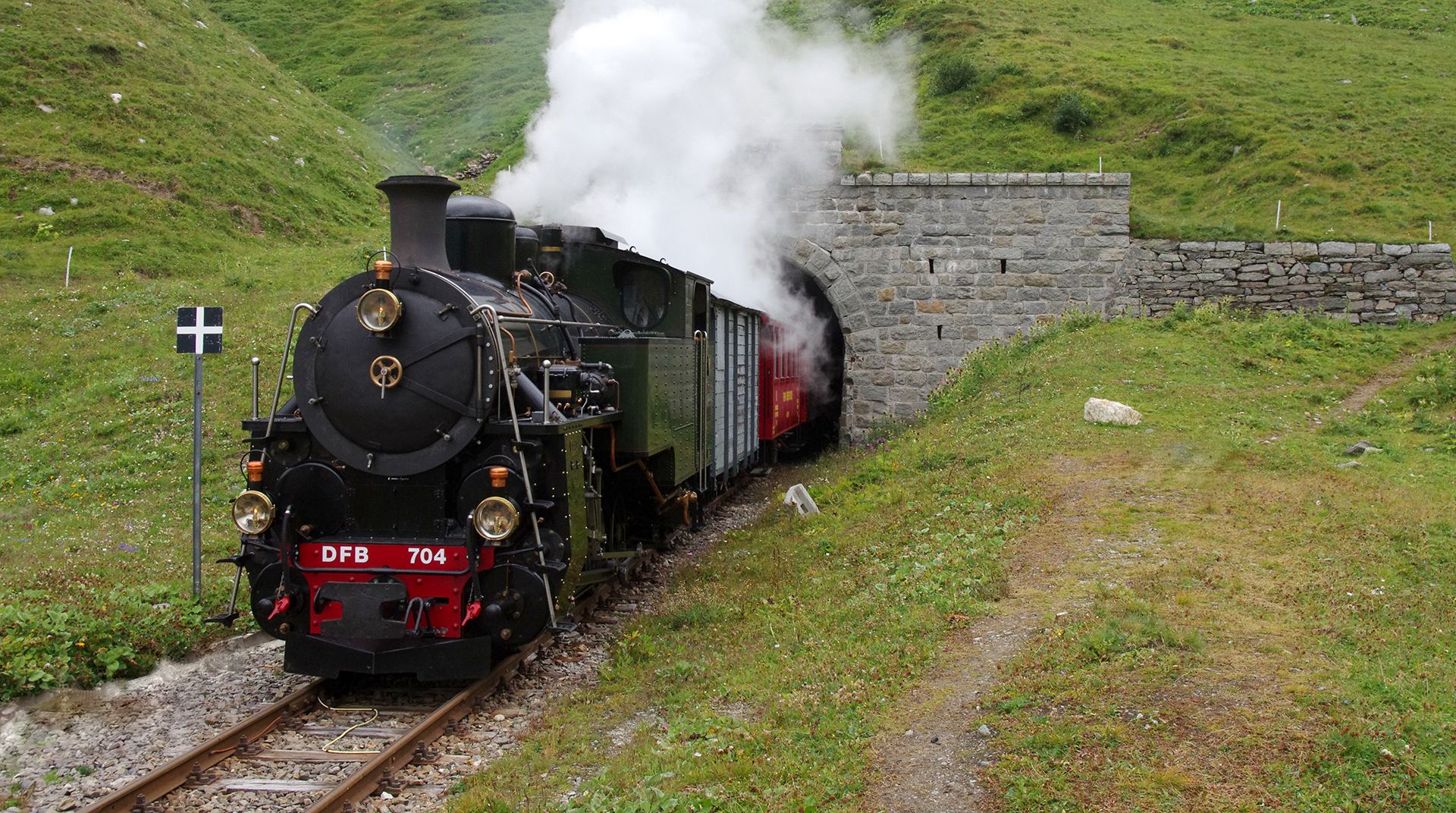 DFB Lok 704 aus Tunnel
