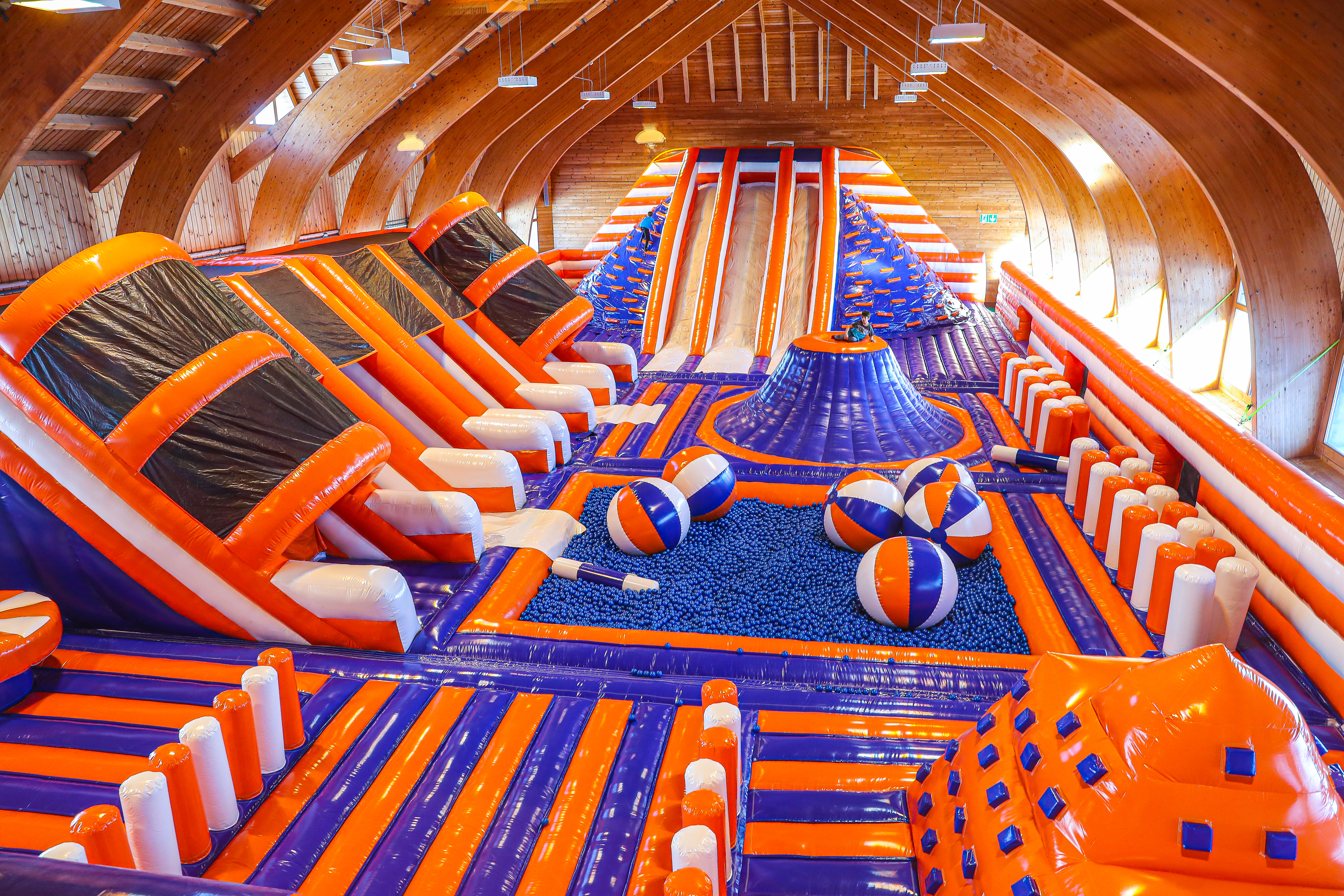 Grosse Halle mit blau/orangen Bounce Elementen