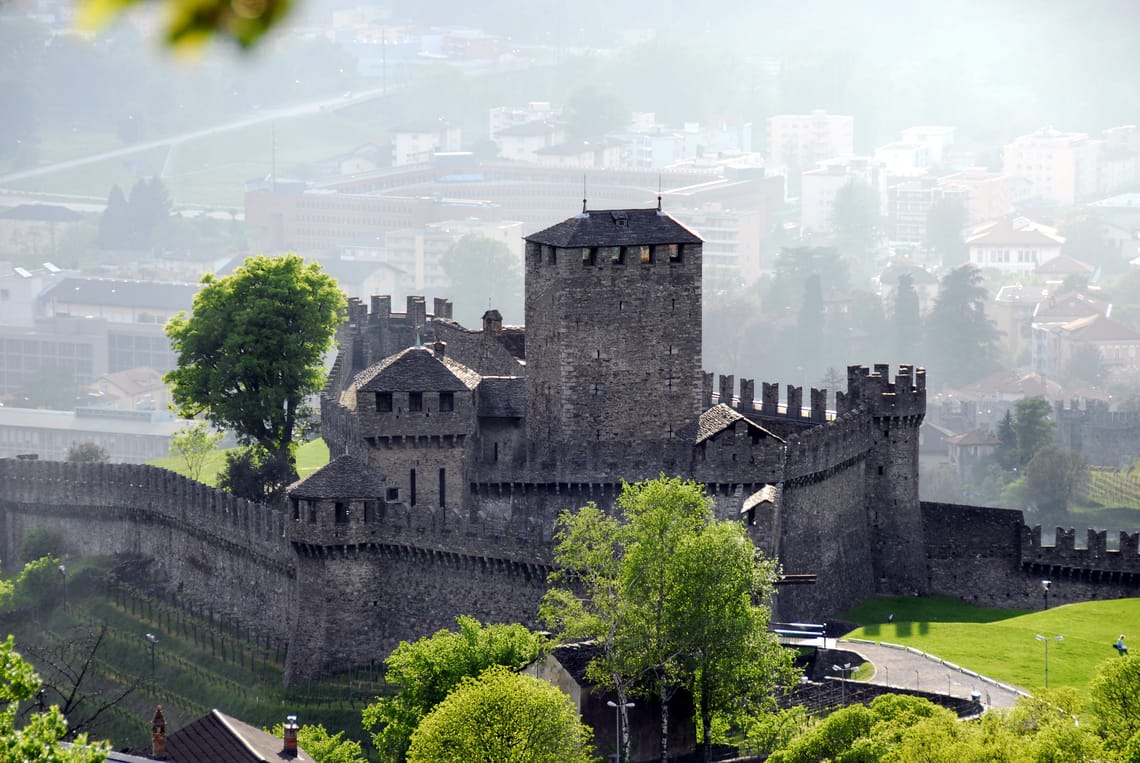 Burg mit Mauern steht auf einem Hügel über der Stadt