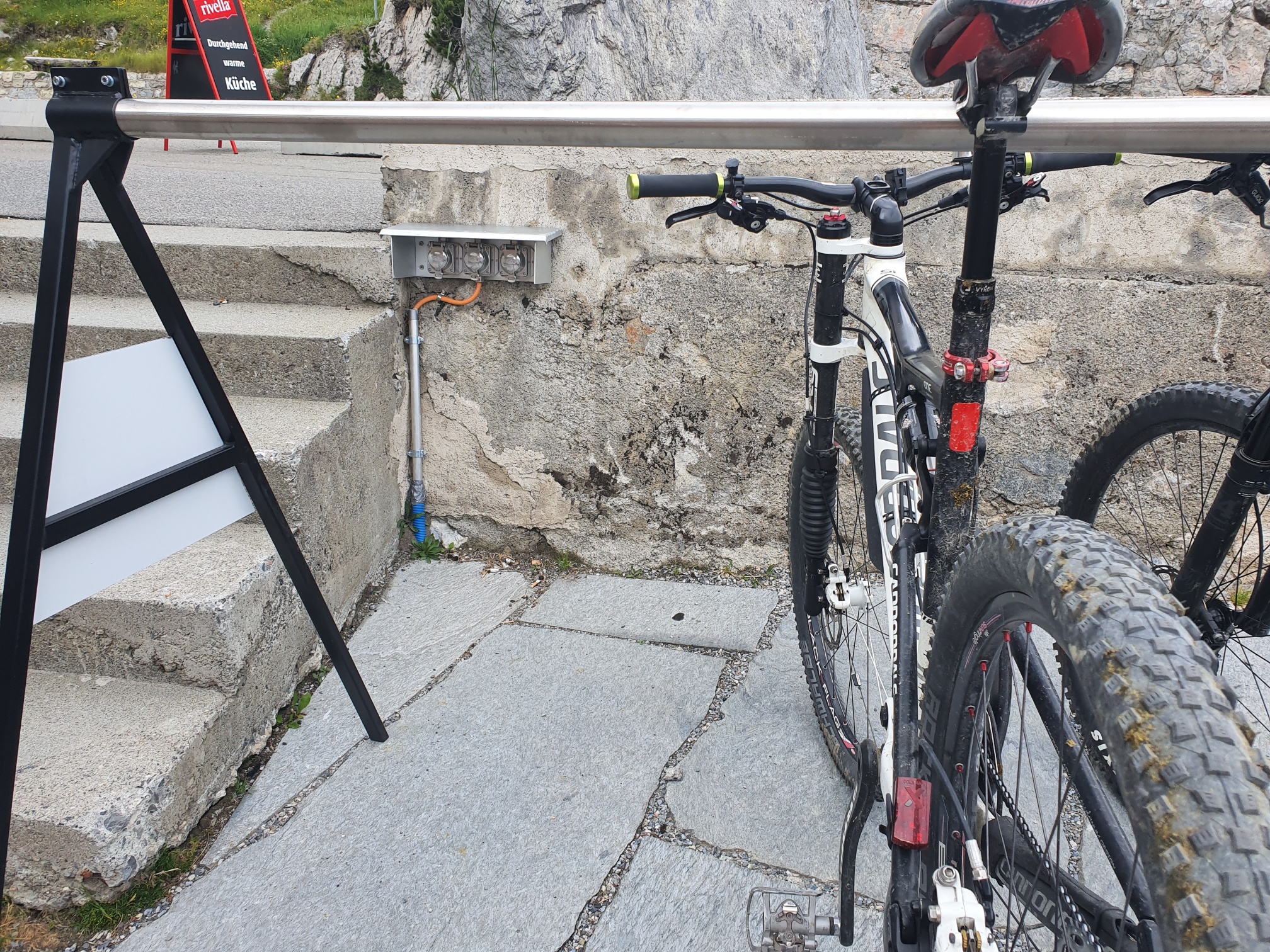 E-Bike-Ladestation beim Hotel Süsom Givè