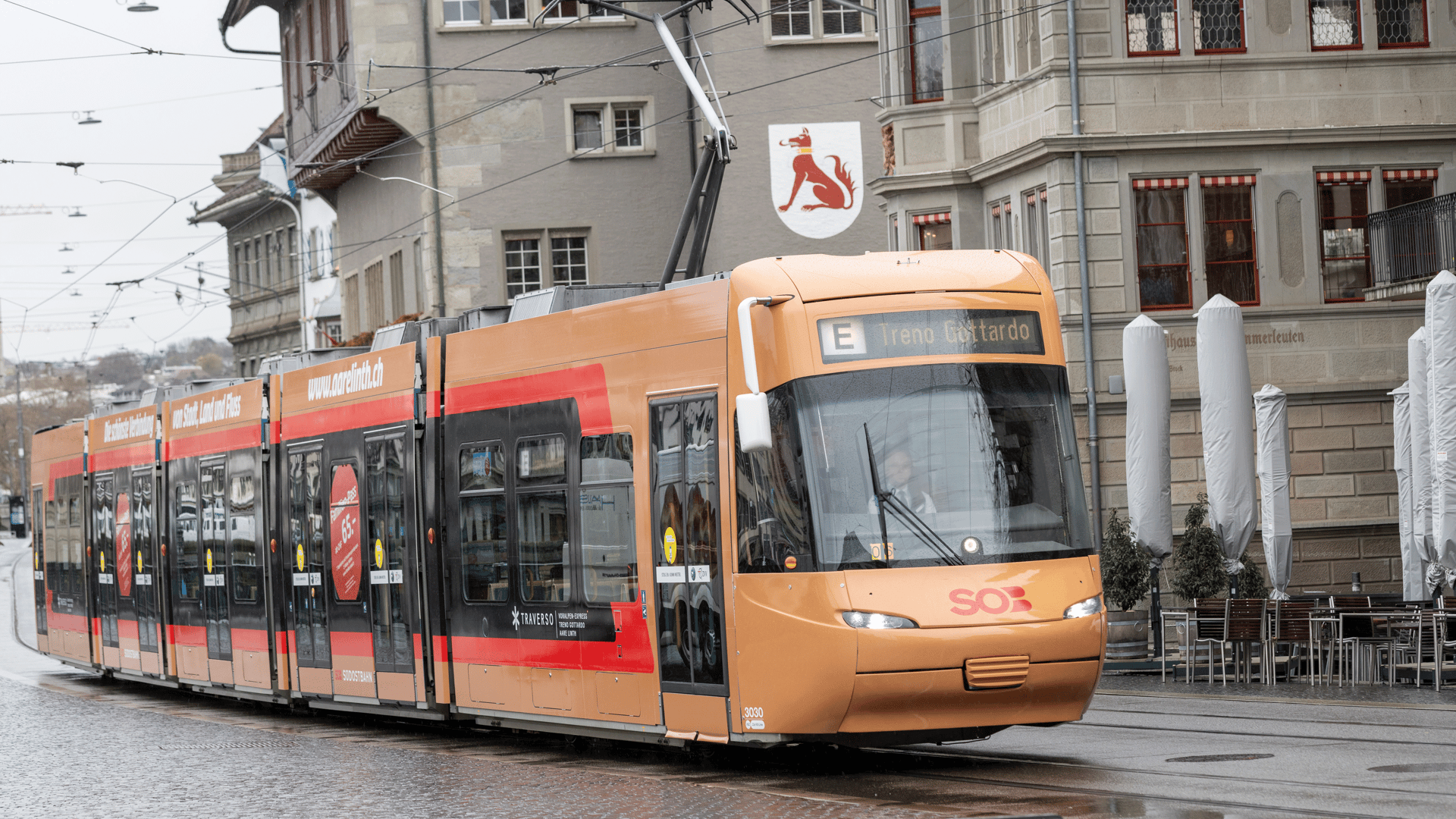 Tram der Südostbahn fährt durch Zürich