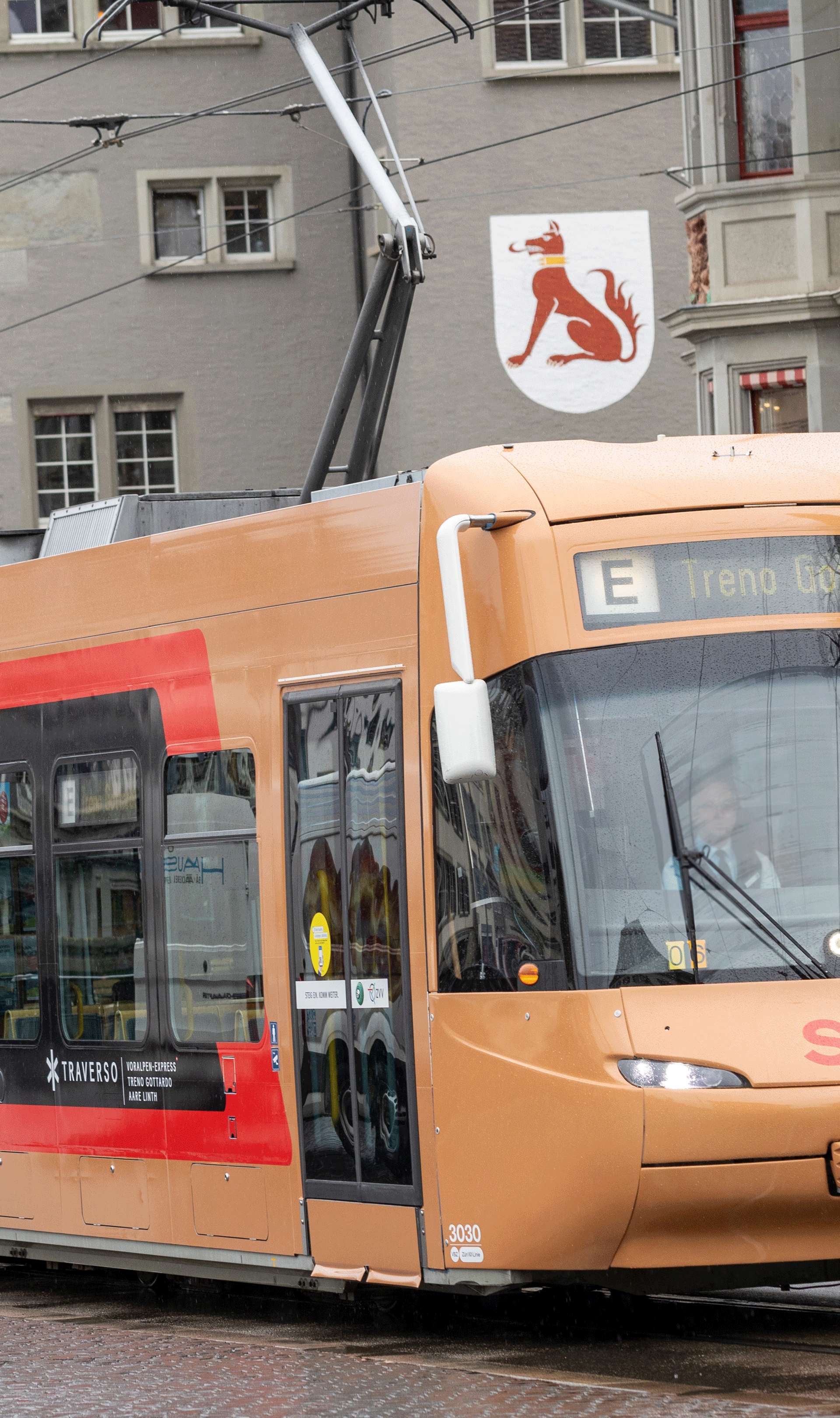 Tram der Südostbahn fährt durch Zürich