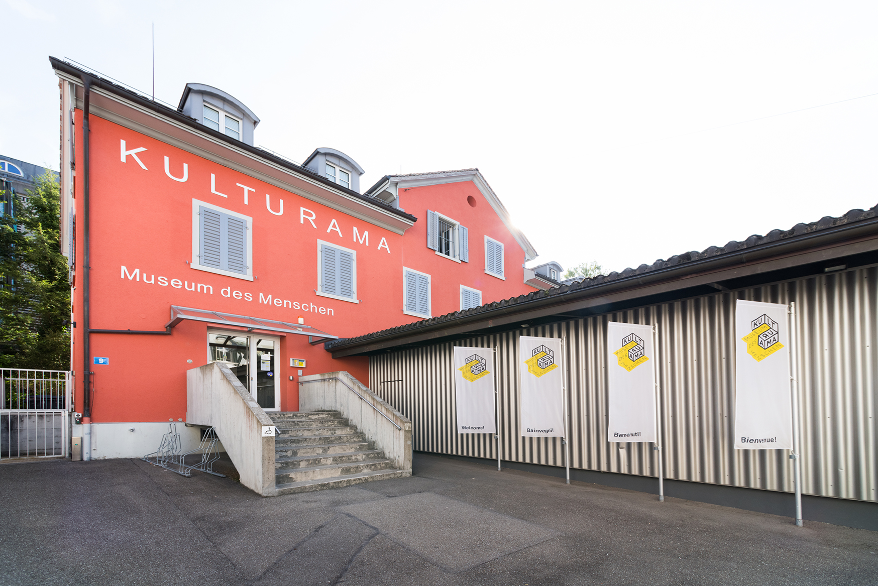 Hellrotes Museumgebäude