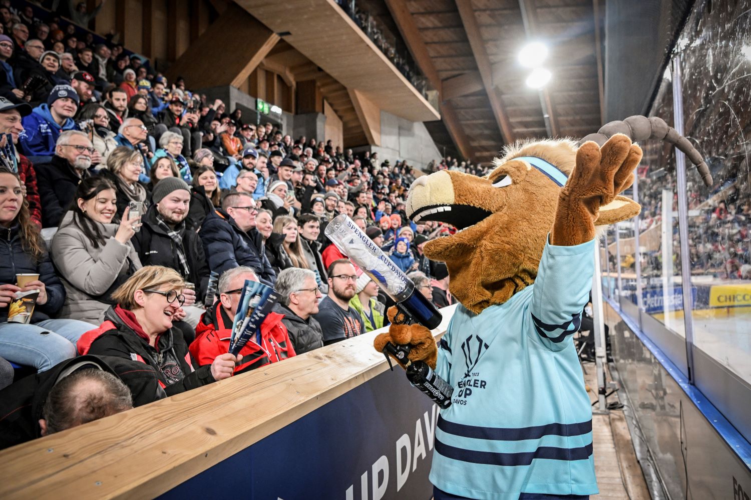 Hitsch, la mascotte della Spengler Cup di Davos, intrattiene i tifosi nella pista di ghiaccio durante il torneo.