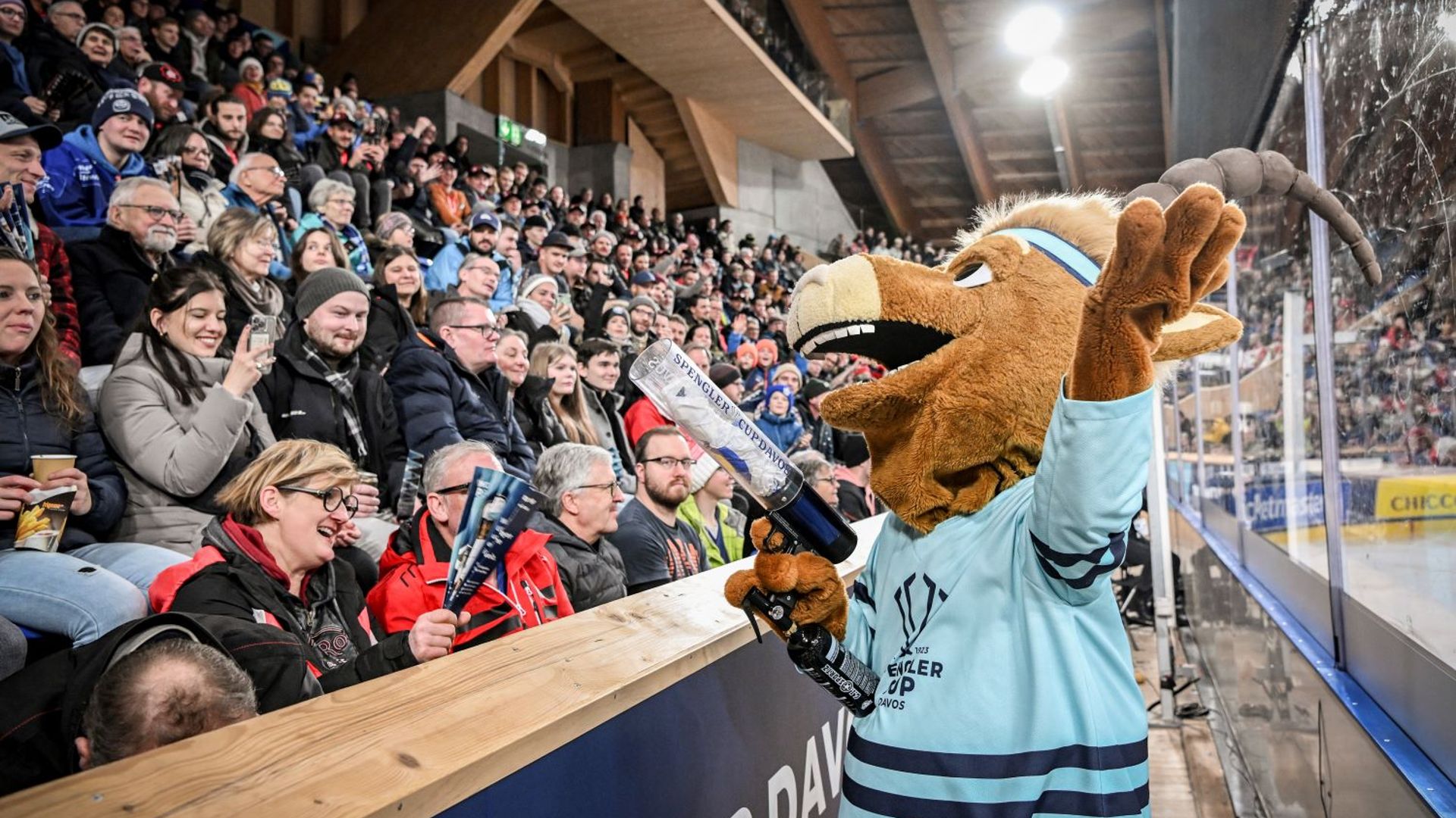 Hitsch, das Maskottchen des Spengler Cup Davos, sorgt in der Eishalle für Stimmung bei den Fans während des Turniers.