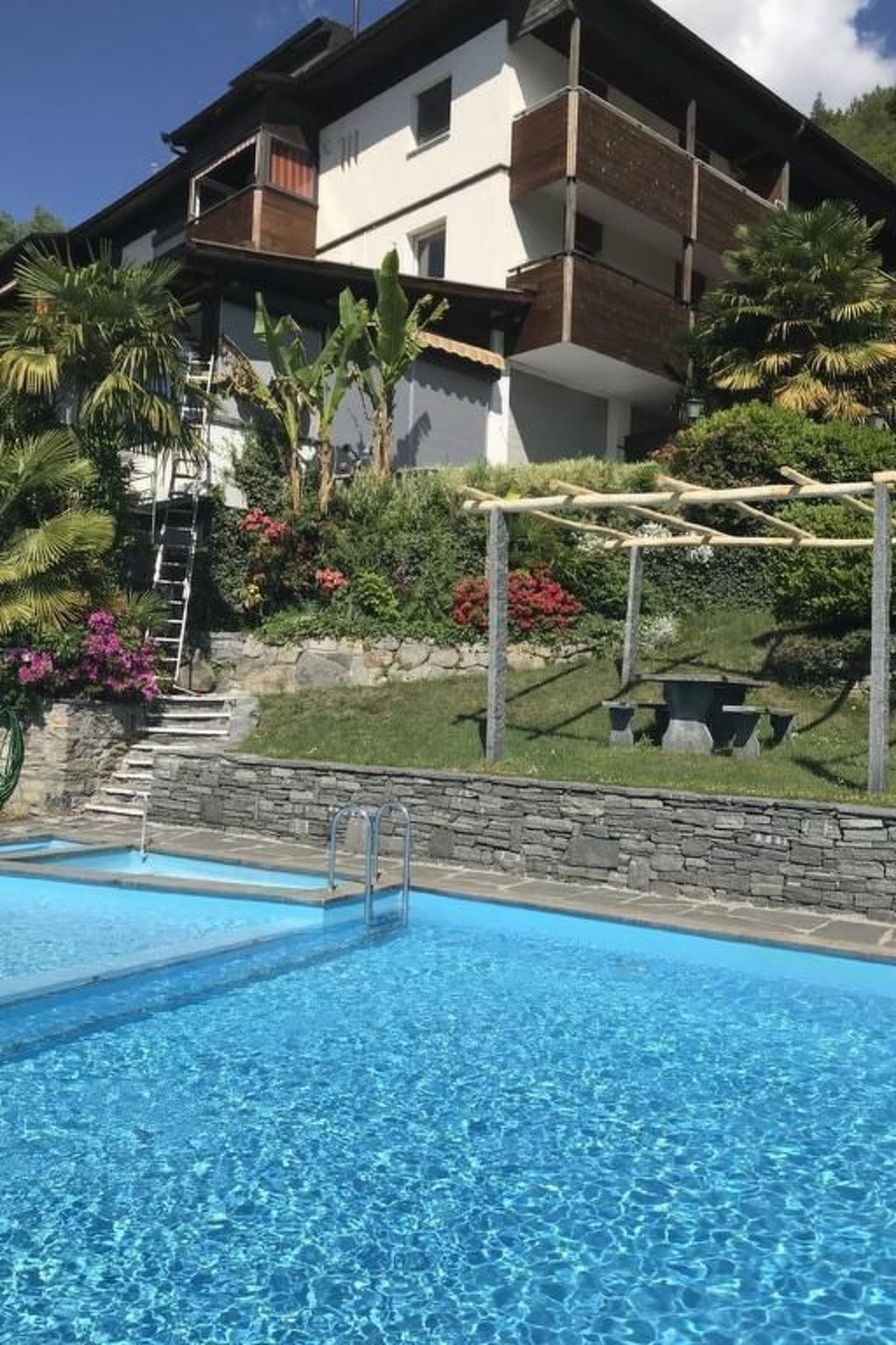 interhome-Seeblick und Pool
