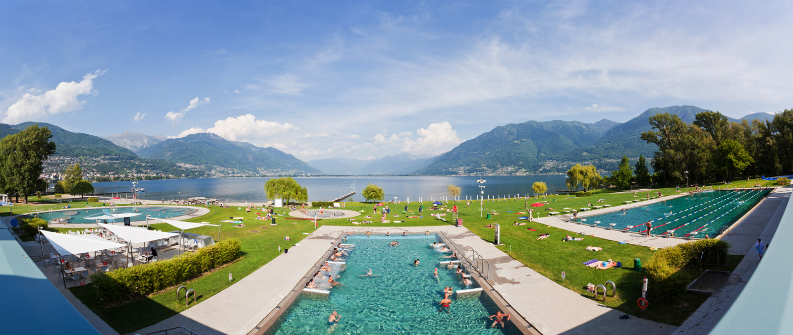 Oltre a un panorama dei più suggestivi, offre l'accesso alla spiaggia e al lago, svariate piscine interne ed esterne, una piscina esterna riscaldata, scivoli e molto altro ancora.