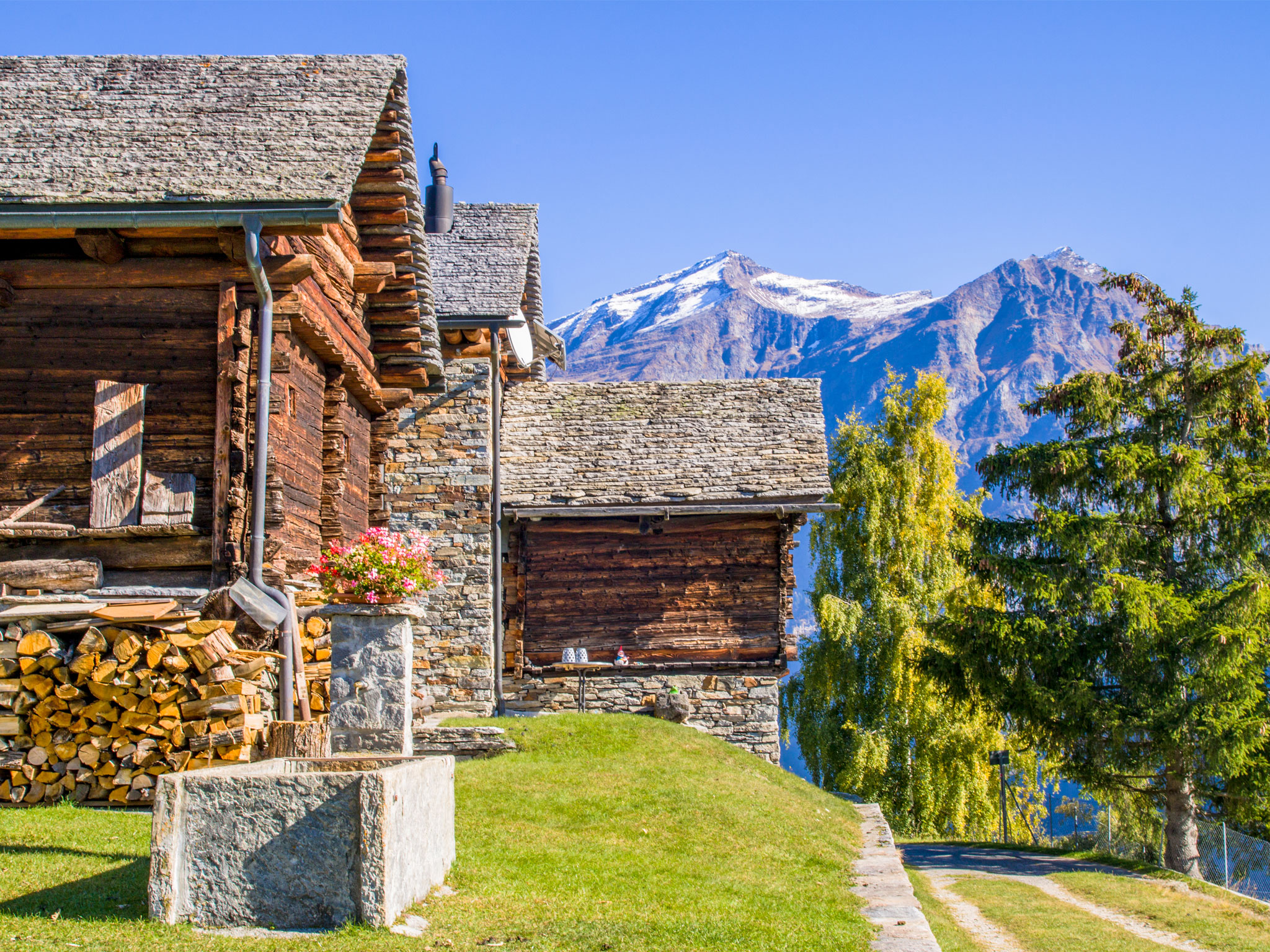Altes Bergdorf im Bleniotal mit einem Dorfbrunnen