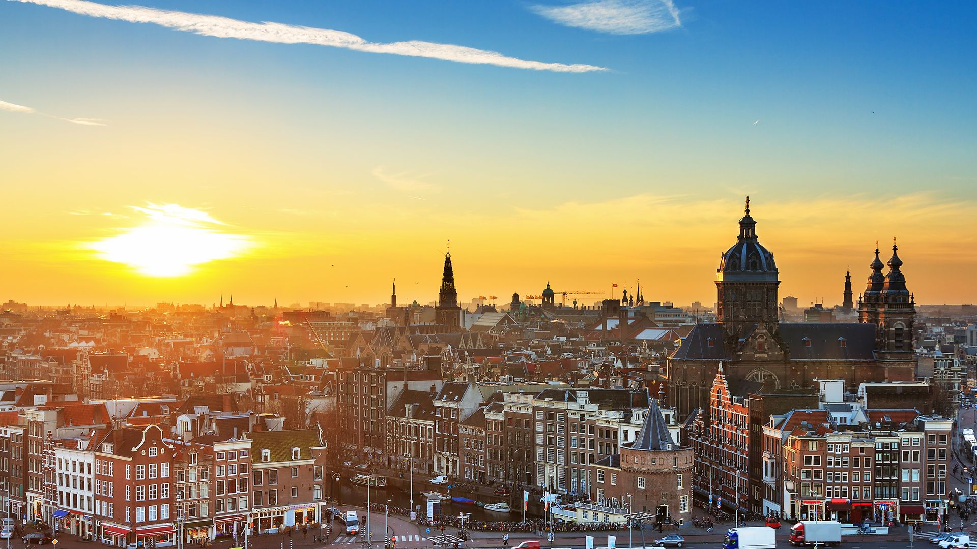 Rotes Velo steht auf einer Brücke über einem Kanal in Amsterdam