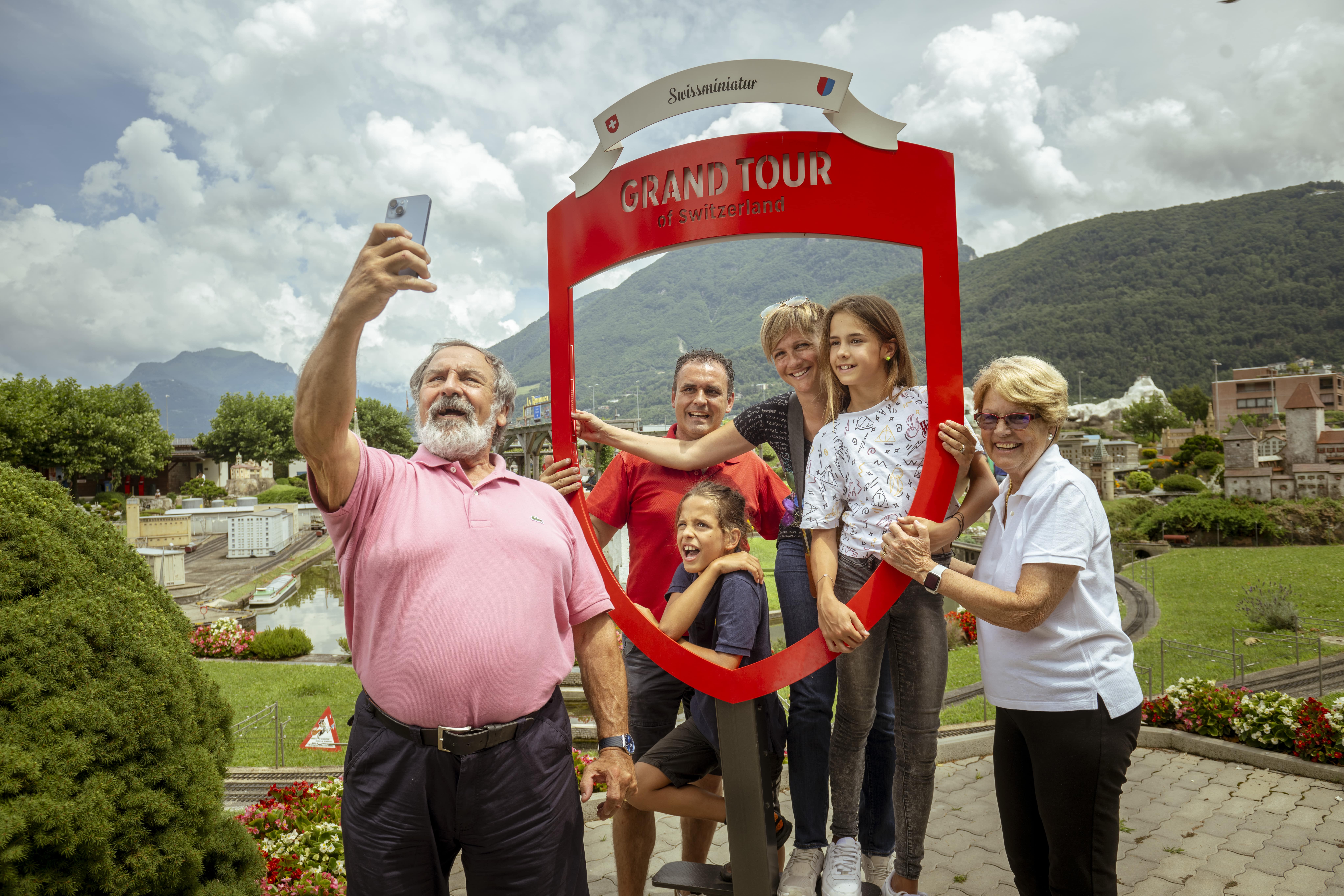 mys-Swissminiatur - Ingresso giornaliero -Famiglia allo spot fotografico Grand Tour