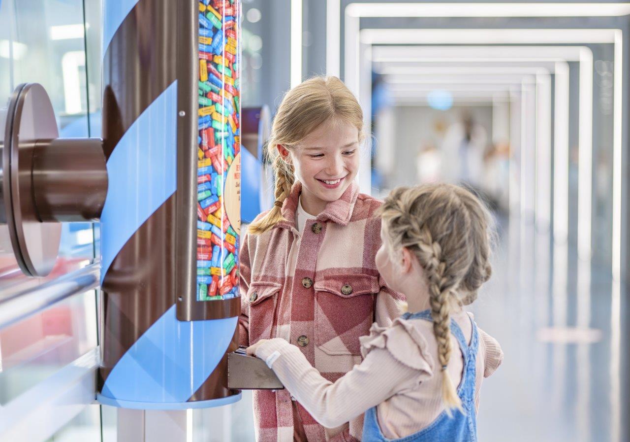 zwei Kinder vor der Schoggi-Glasgalerie im Chocolarium