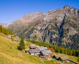 Blick auf ein Bergdorf im Bleniotal