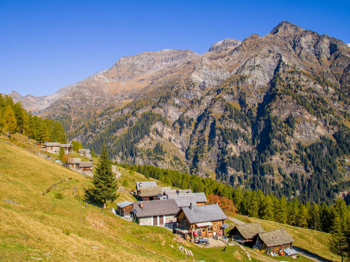 Blick auf ein Bergdorf im Bleniotal