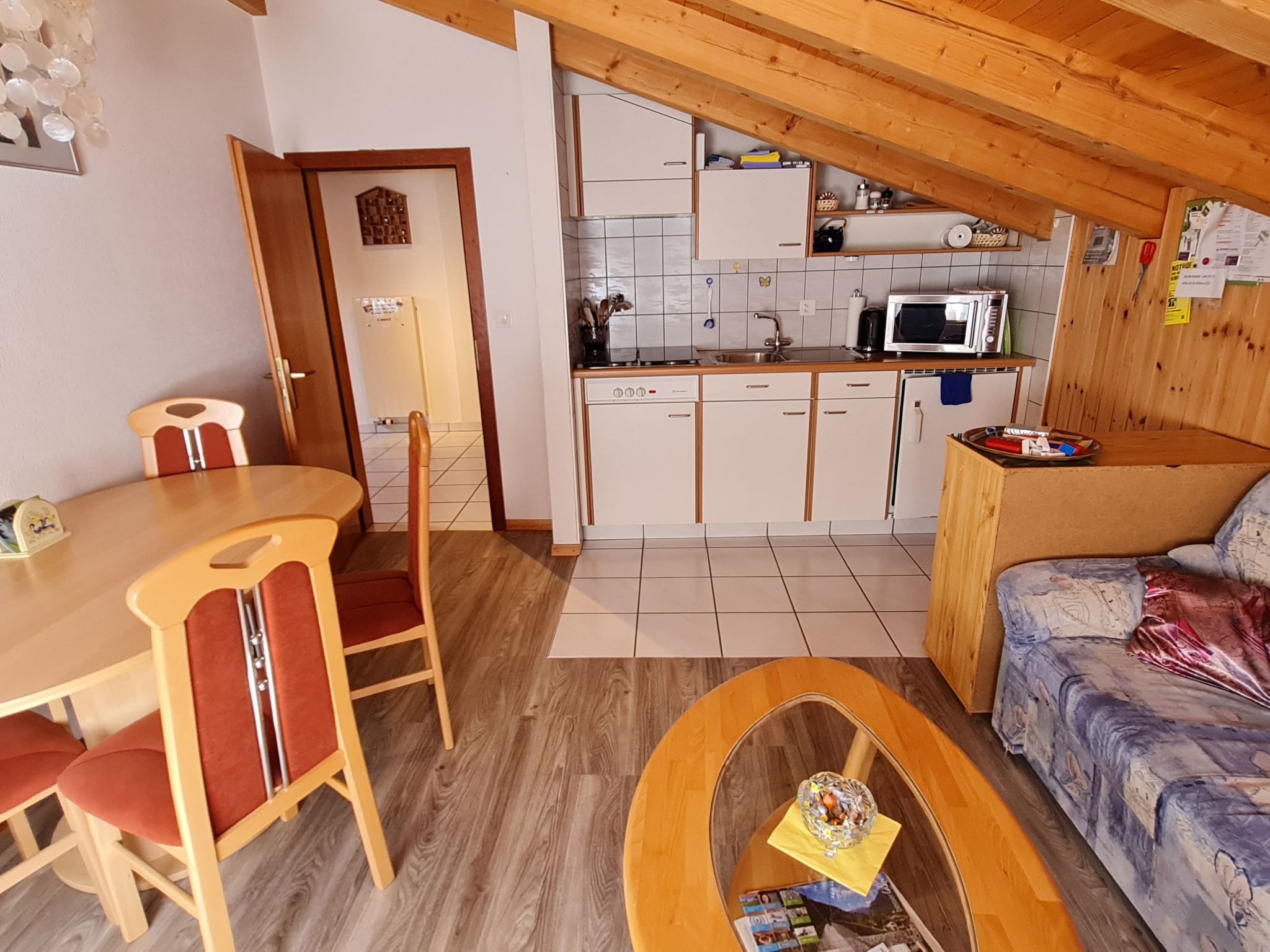 interhome-Chalet Haus (bei Einfahrt grosser Nussbaum )