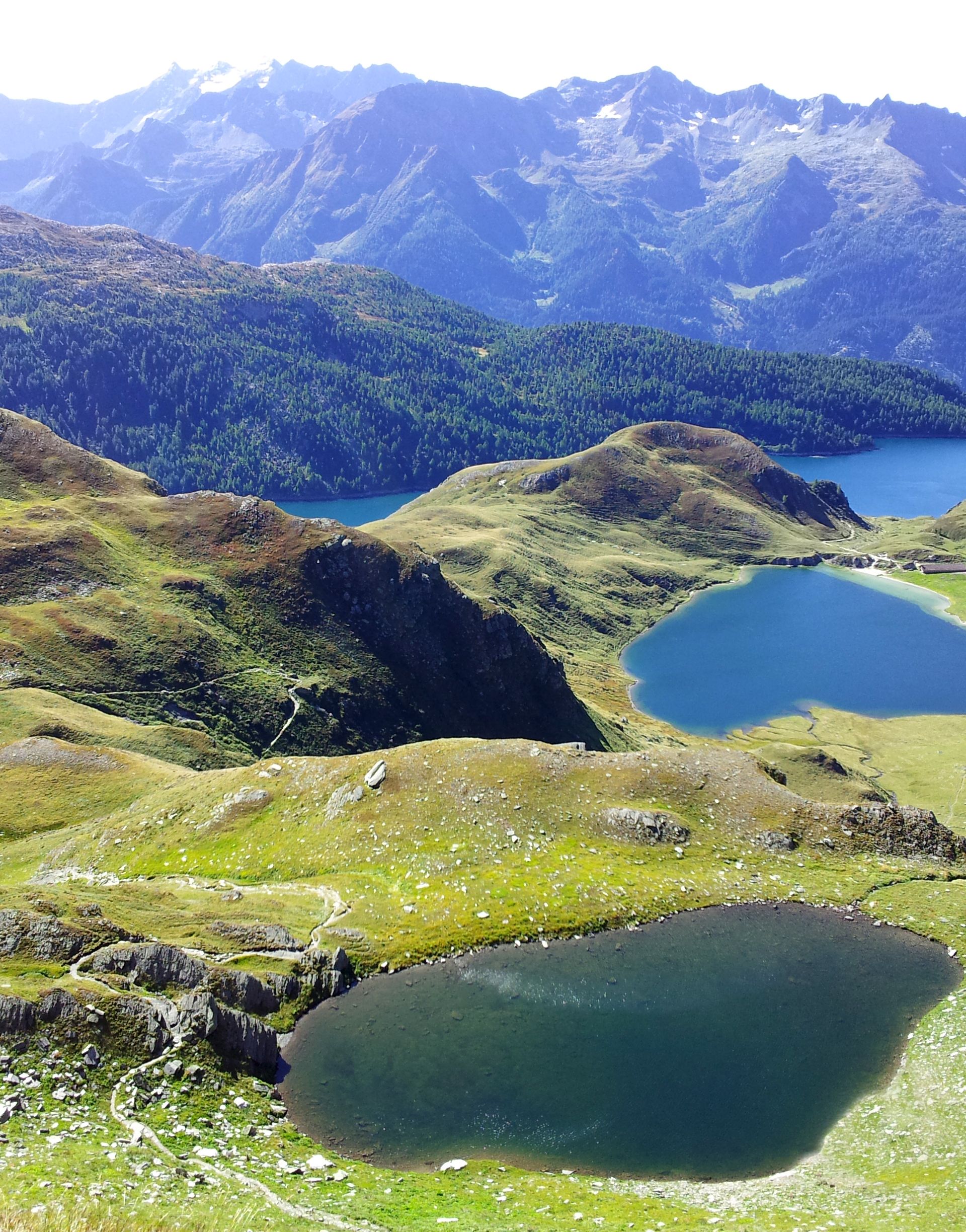Paesaggio alpino con vista panoramica sul Lago Ritom